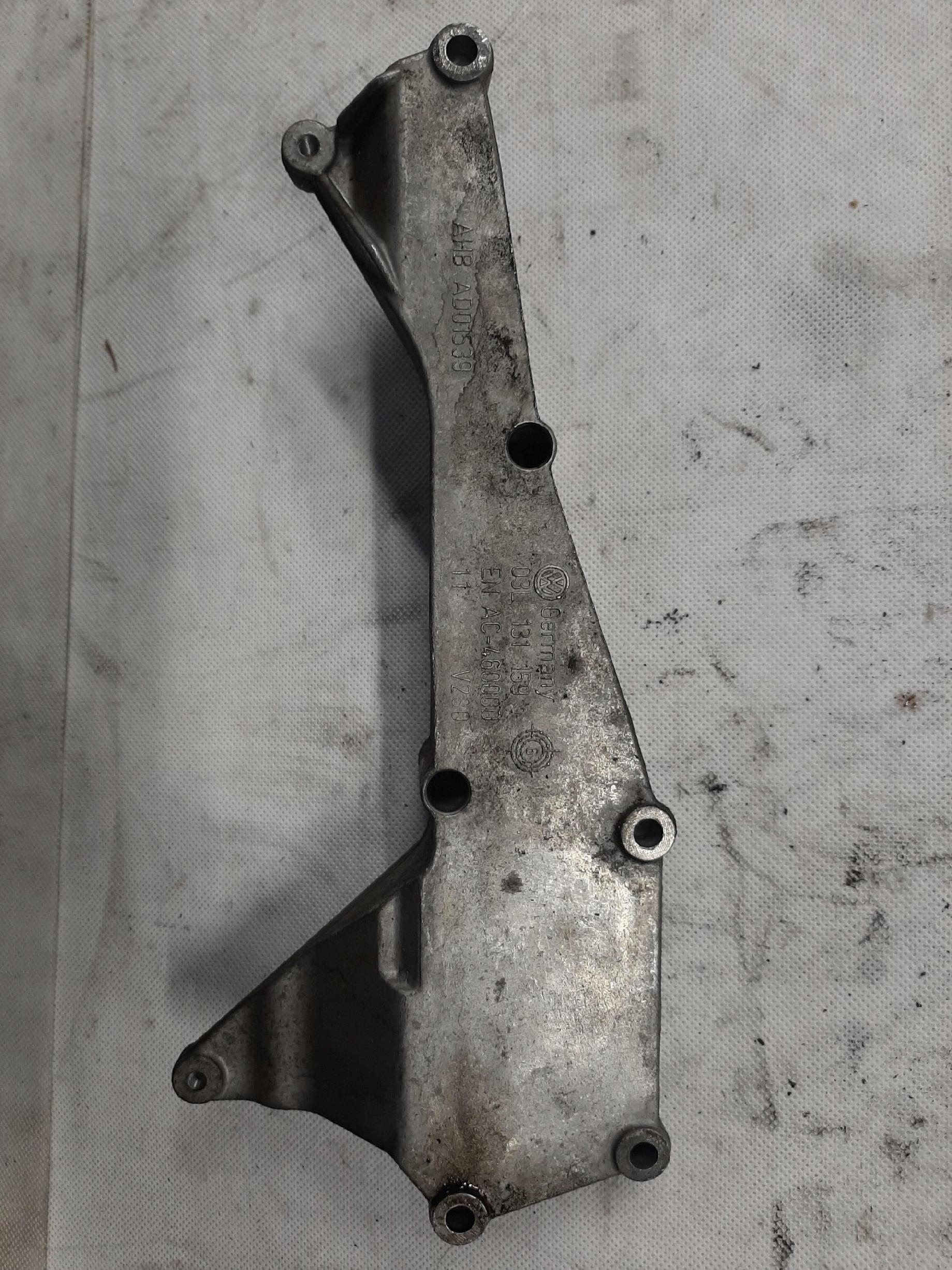 AUDI VW ŁAPA MOCOWANIE BOCZNE STELAŻ 03L131159