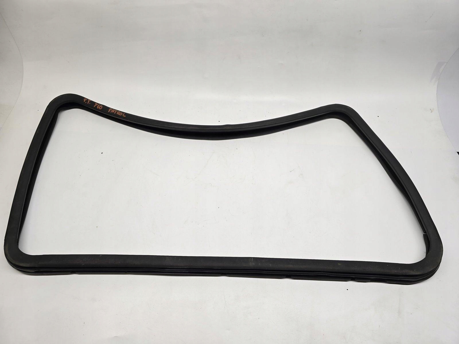 NISSAN PATROL Y60 LONG USZCZELKA SZYBY KAROSERYJNEJ PRAWY TYŁ 76831M