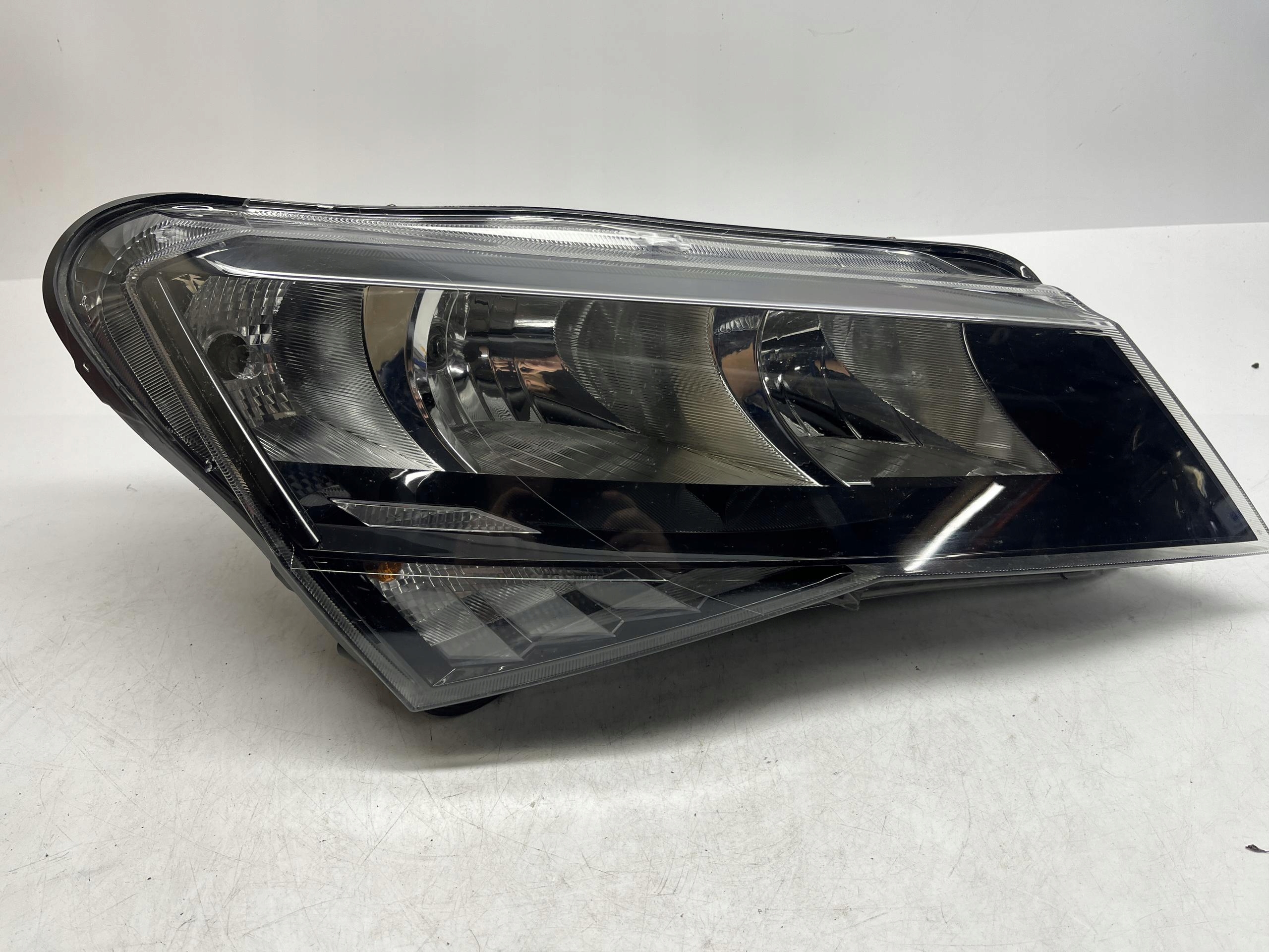 SKODA Superb Reflektor Lampa Przód PRAWY 3v1941016
