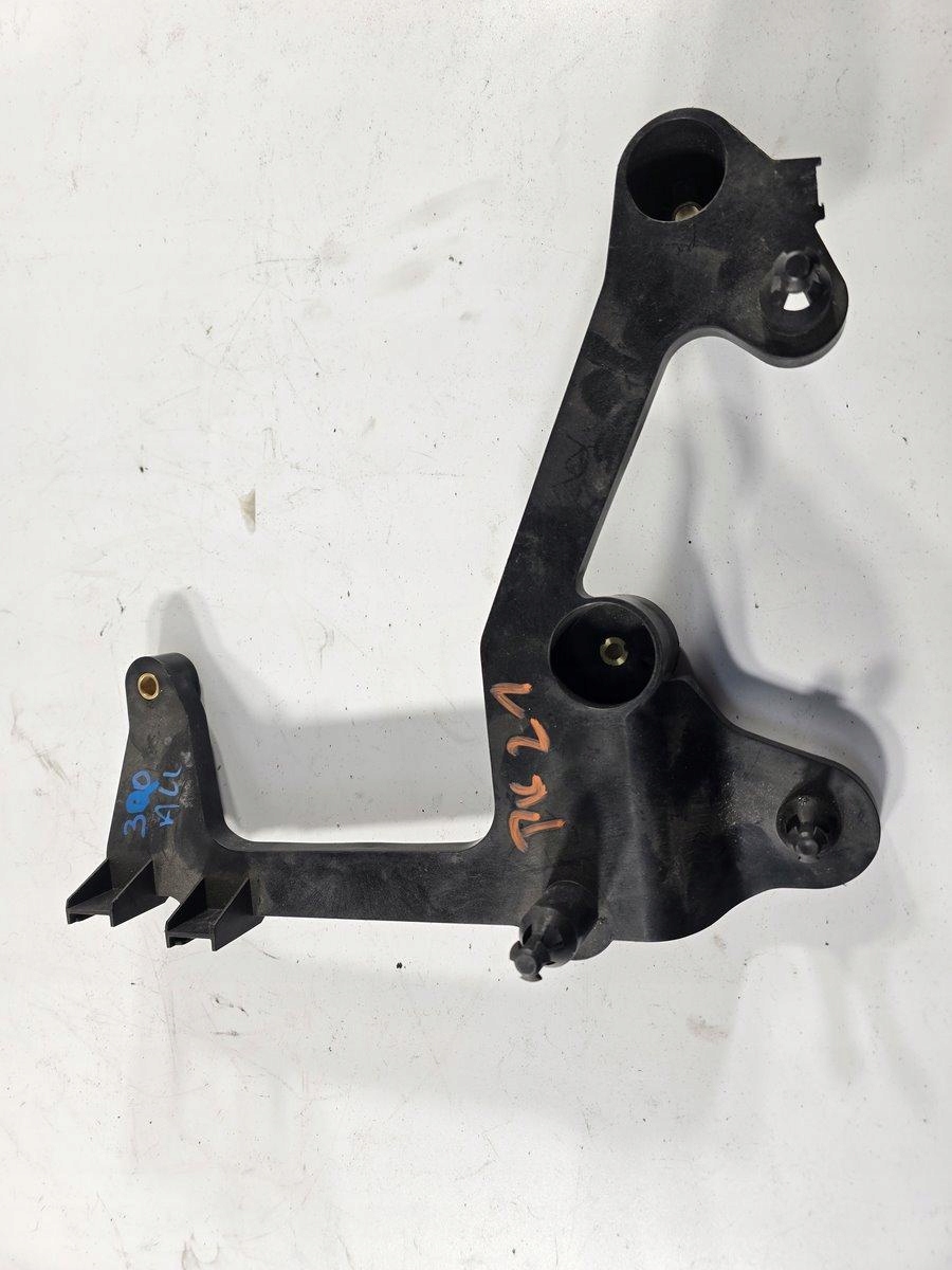VW PASSAT B8 WSPORNIK MOCOWANIE FILTRA POWIETRZA 3Q0129671A