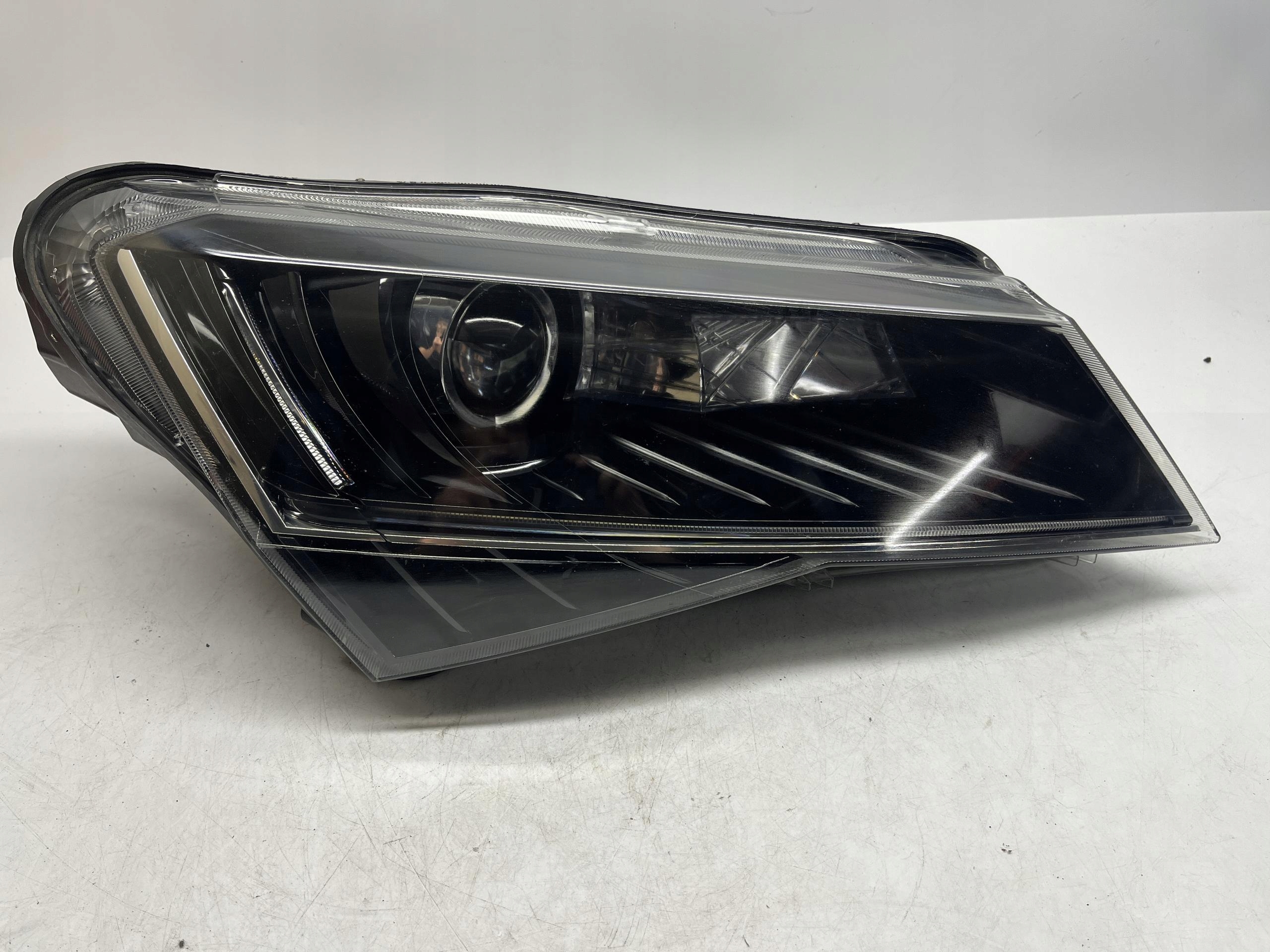 SKODA Superb Reflektor Lampa Przód PRAWY Xenon 3v1941016A