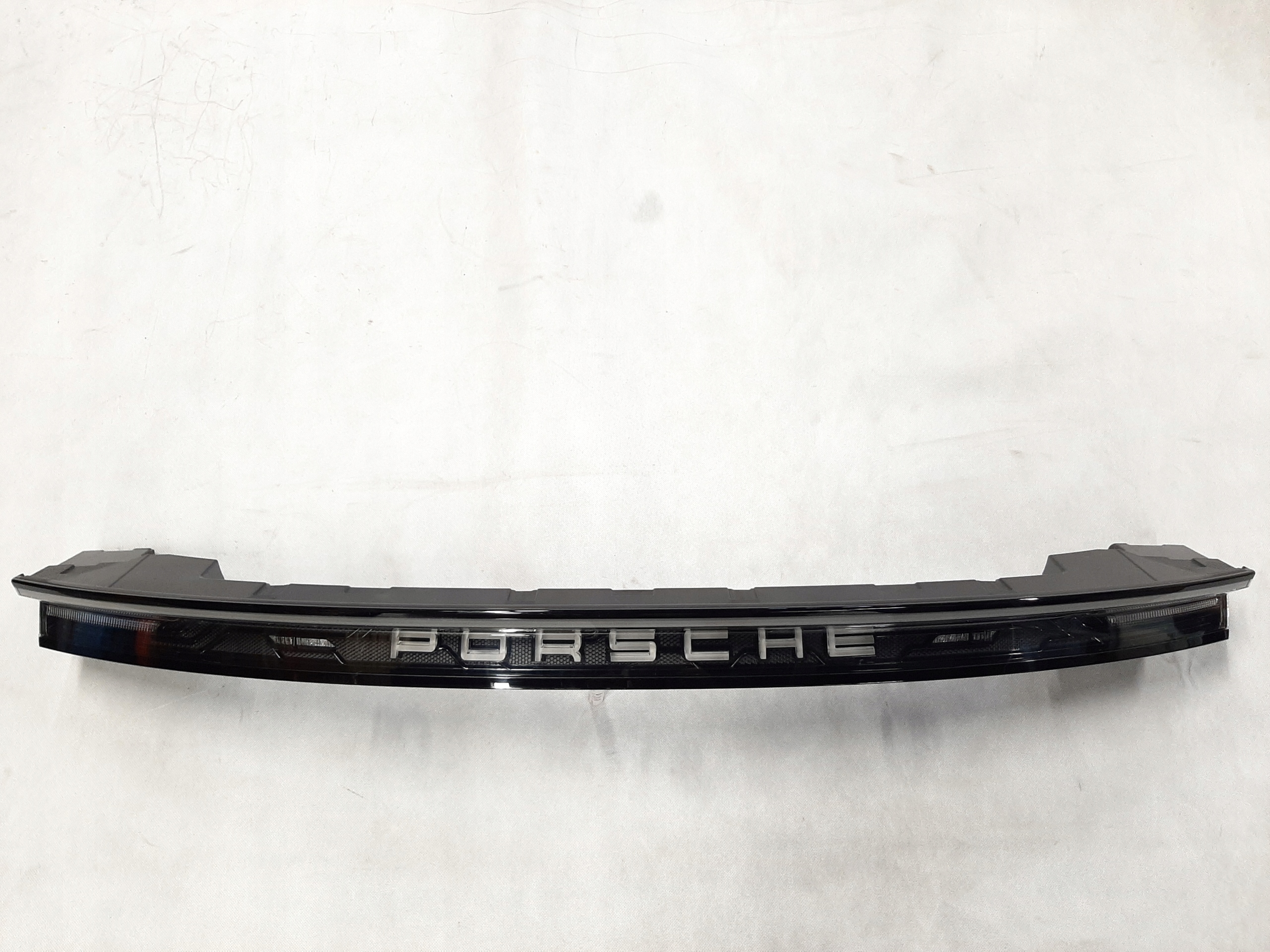 PORSCHE TAYCAN LAMPA TYŁ ŚRODKOWA LED 9J0945082D