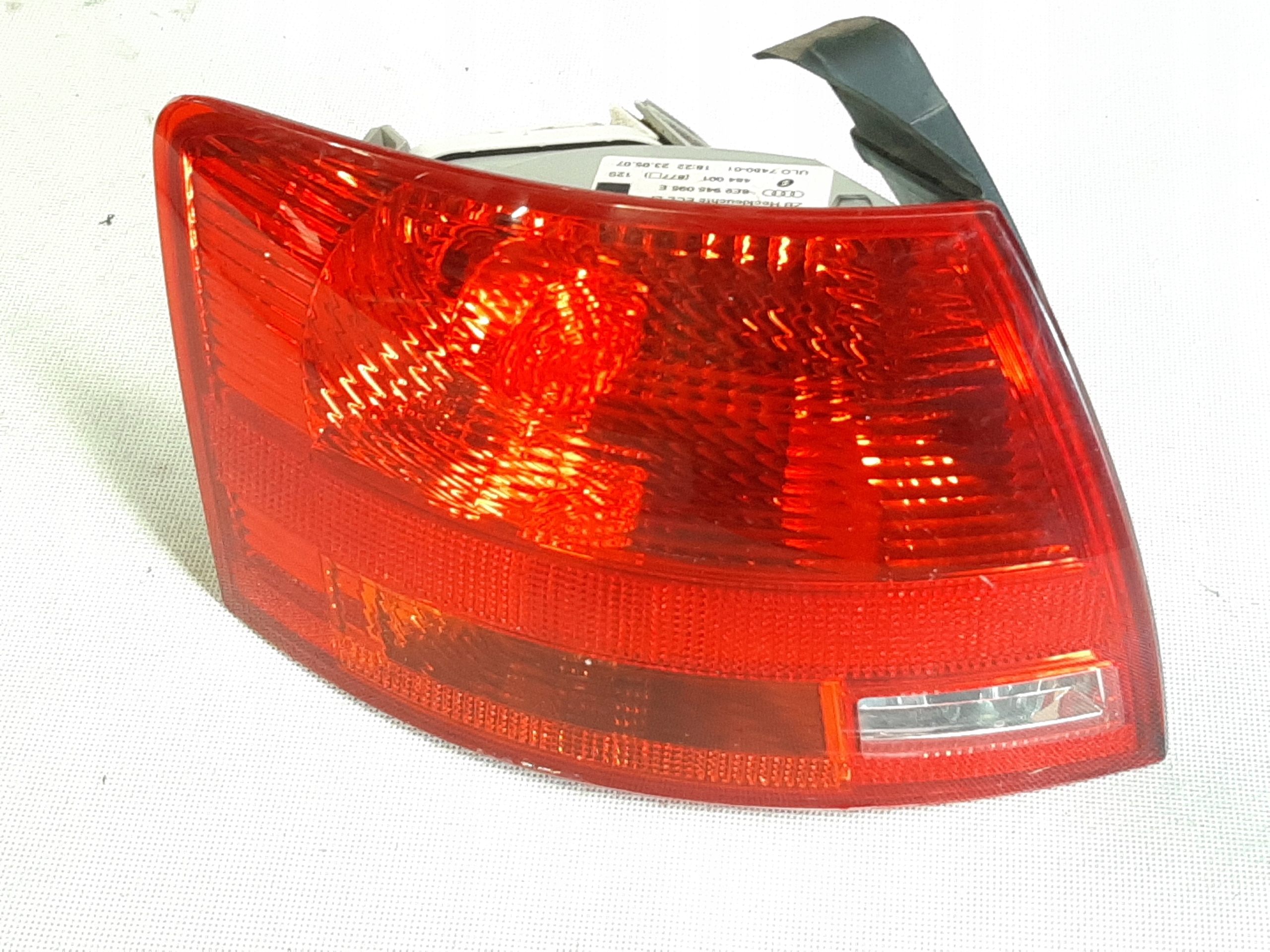 AUDI A4 B7 AVANT LAMPA TYŁ LEWA 8E9945095E
