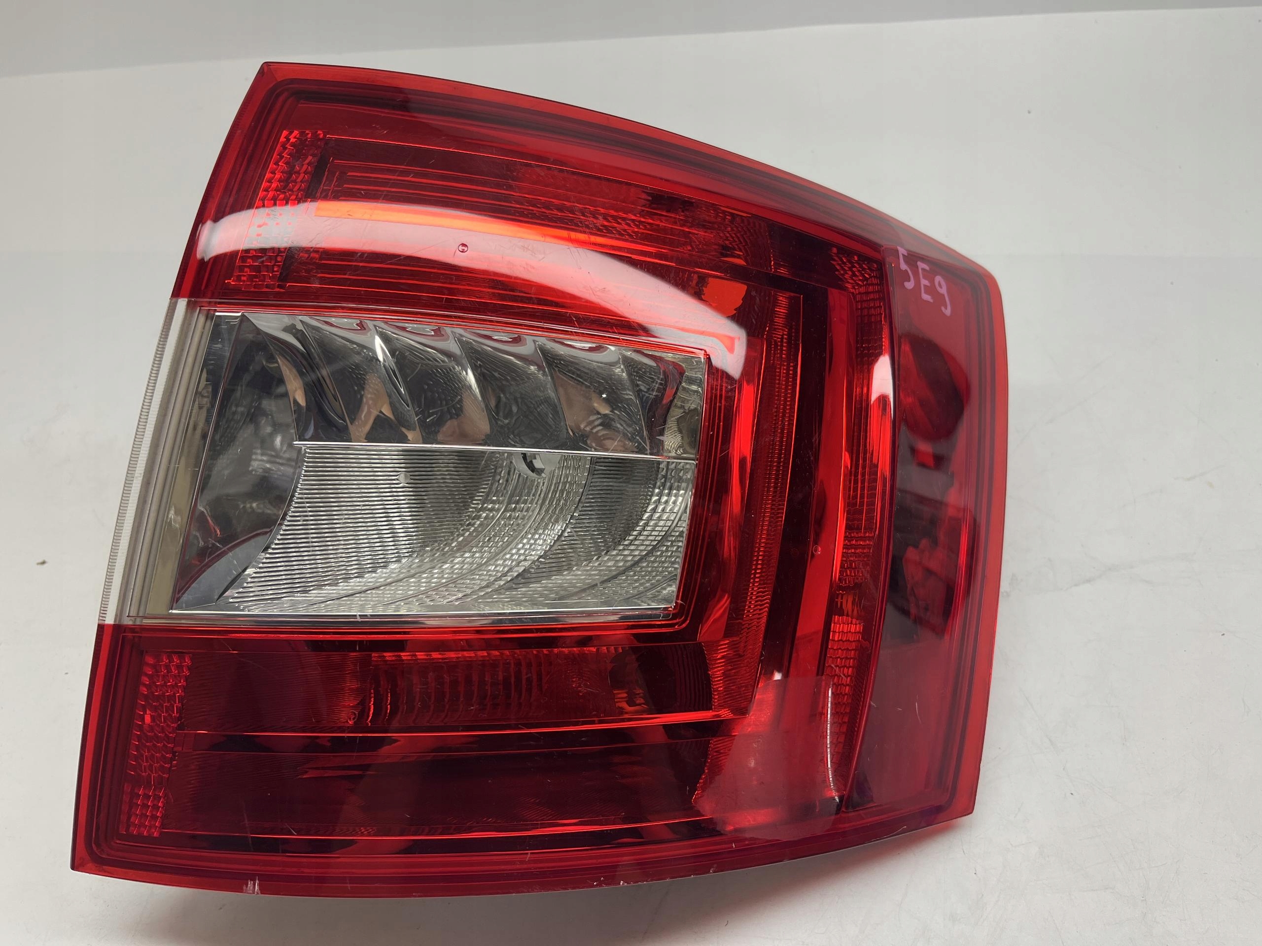 SKODA OCTAVIA 3 kombi lampa tył Prawa 5E9945096
