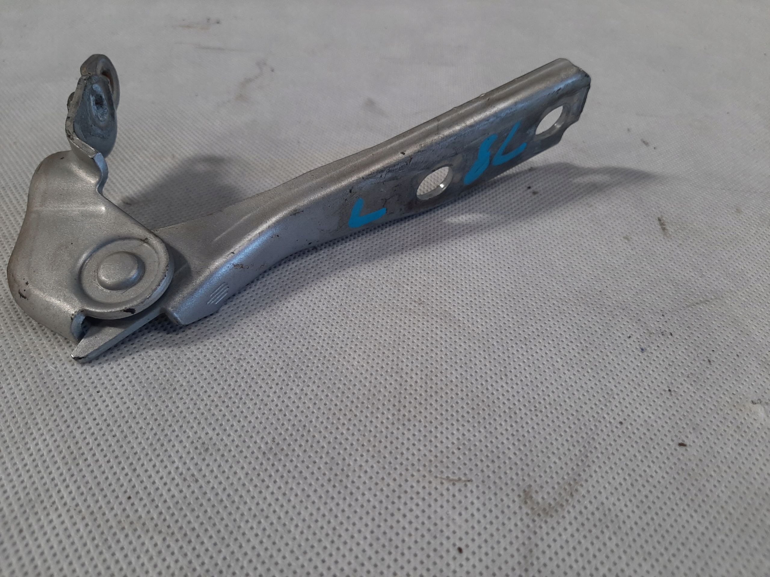 AUDI A3 8L LIFT ZAWIAS MASKI LEWY PRZÓD PRZEDNI 8L0823301B