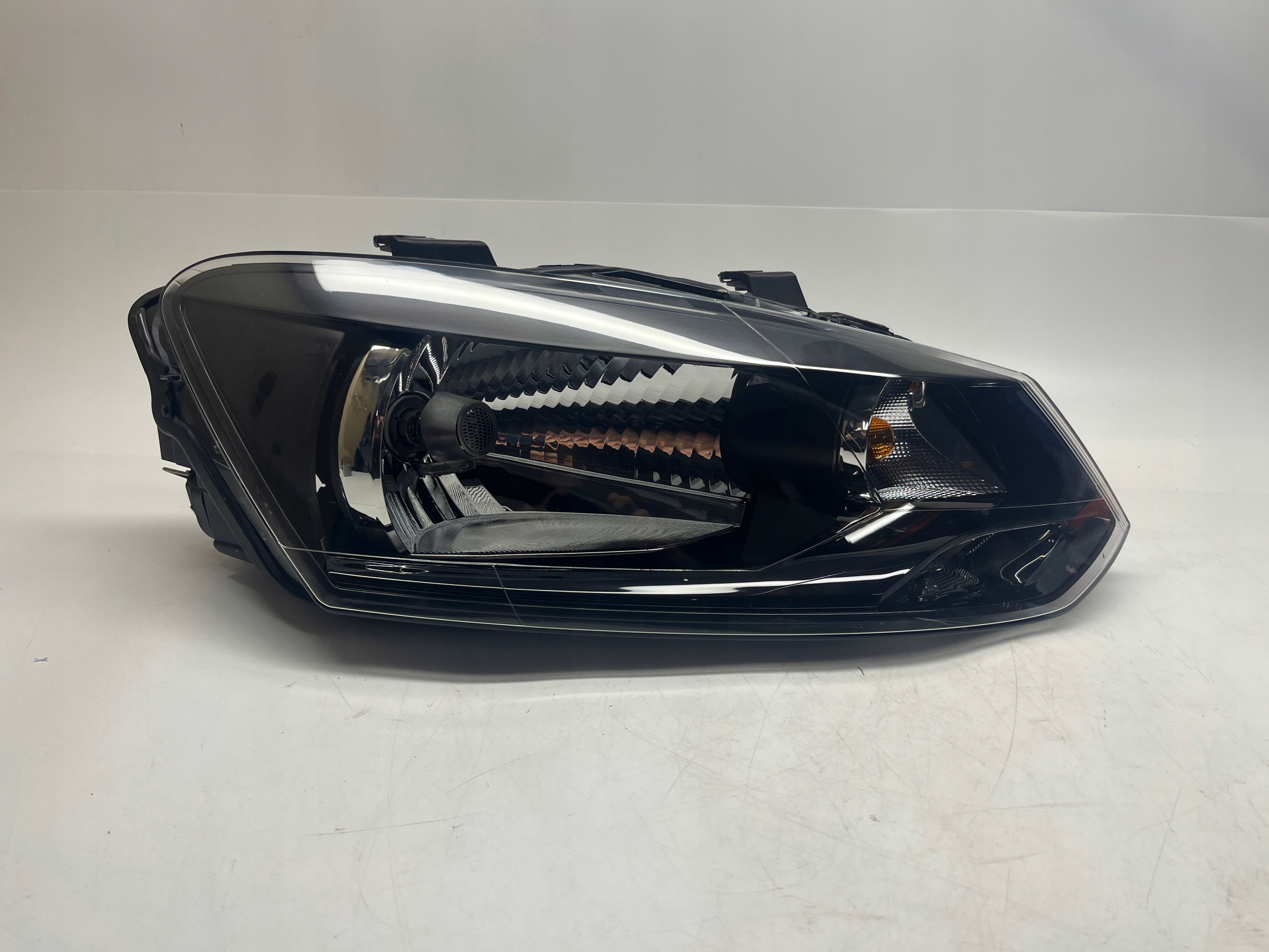 Volkswagen Polo Reflektor Lampa Przednia Prawa Valeo 6R1941016E