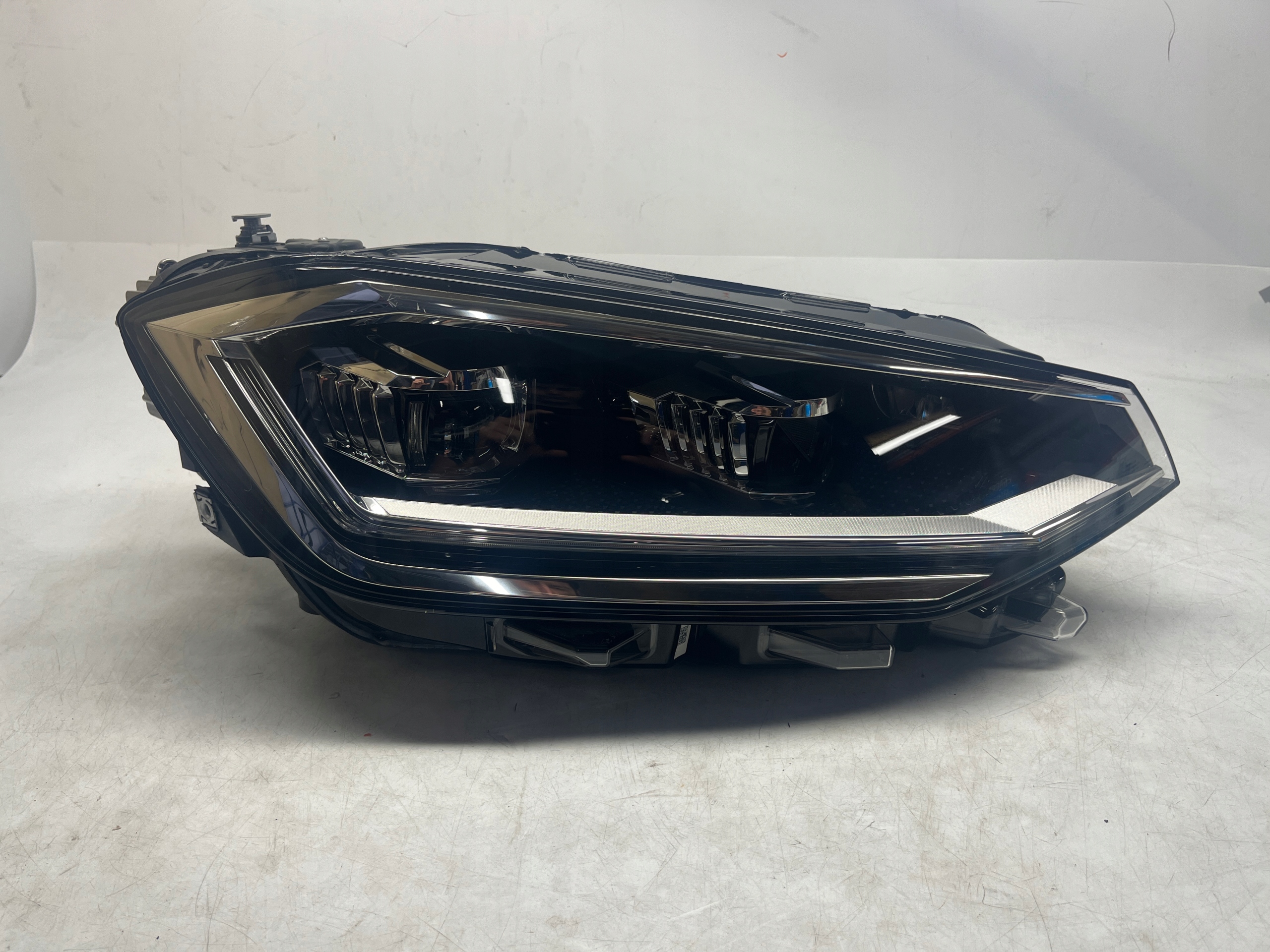 VW GOLF SPORTSVAN LIFT REFLEKTOR LED LAMPA PRZÓD PRZEDNIA PRAWA 517941082