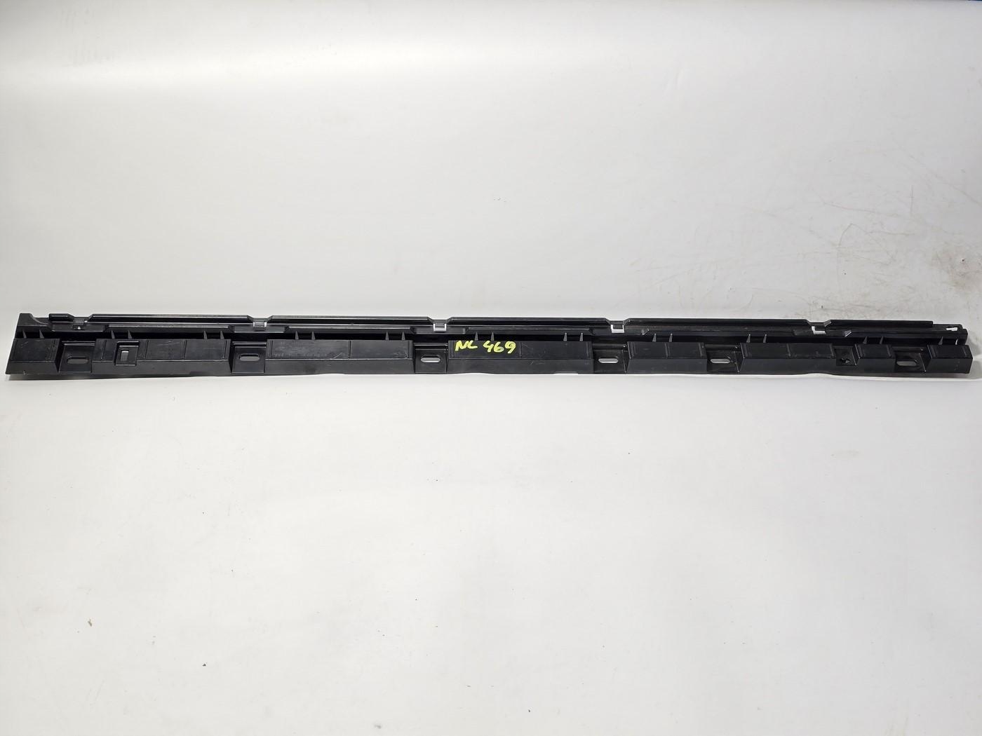 BMW F01 F02 F04 ŚLIZG MOCOWANIE PROGU PRAWY PRZÓD 7187102