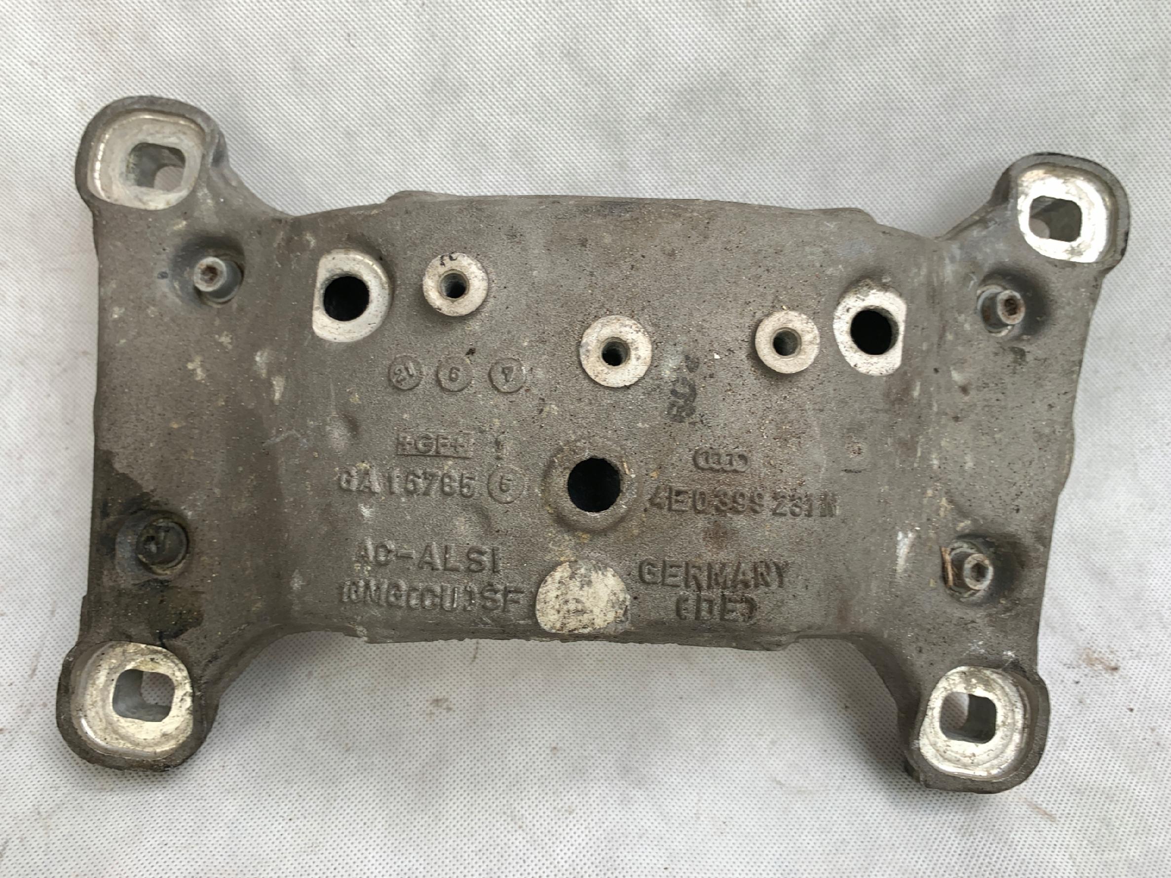 AUDI A8 D3 ŁAPA WSPORNIK SKRZYNI 4E0399231N