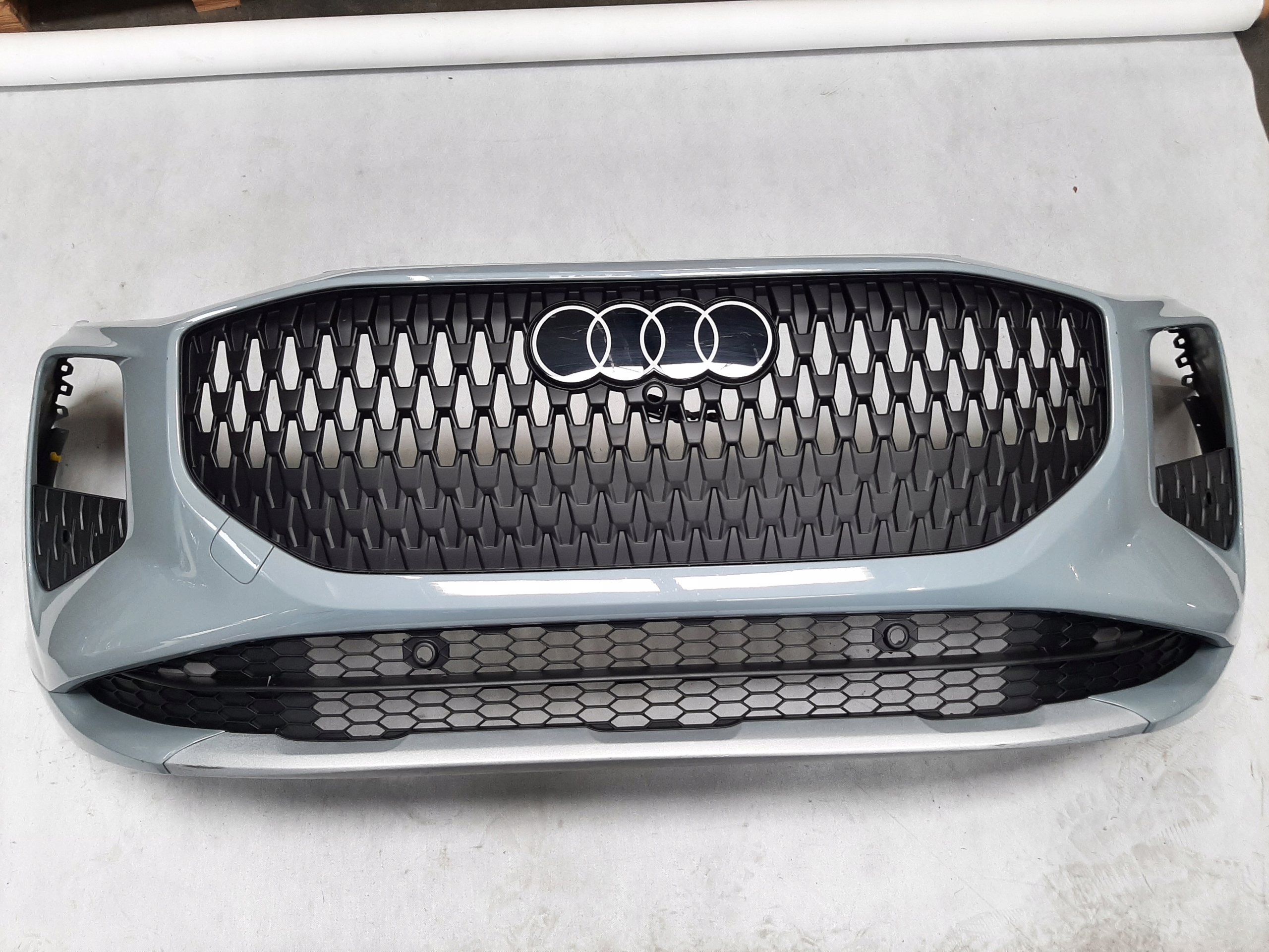 AUDI Q3 83H ZDERZAK PRZEDNI KOMPLETNY LZ7W 83H807437