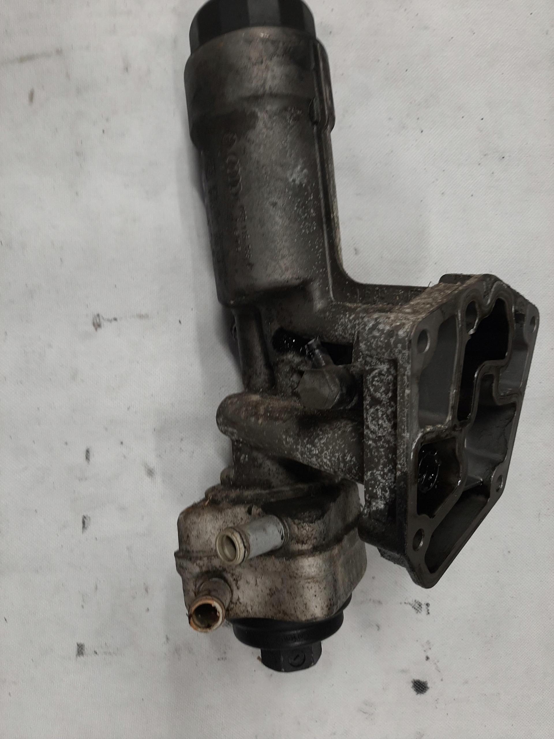 VW GOLF IV AUDI A4 B6 1.9 TDI OBUDOWA FILTRA OLEJU CHŁODNICZKA 038115389C