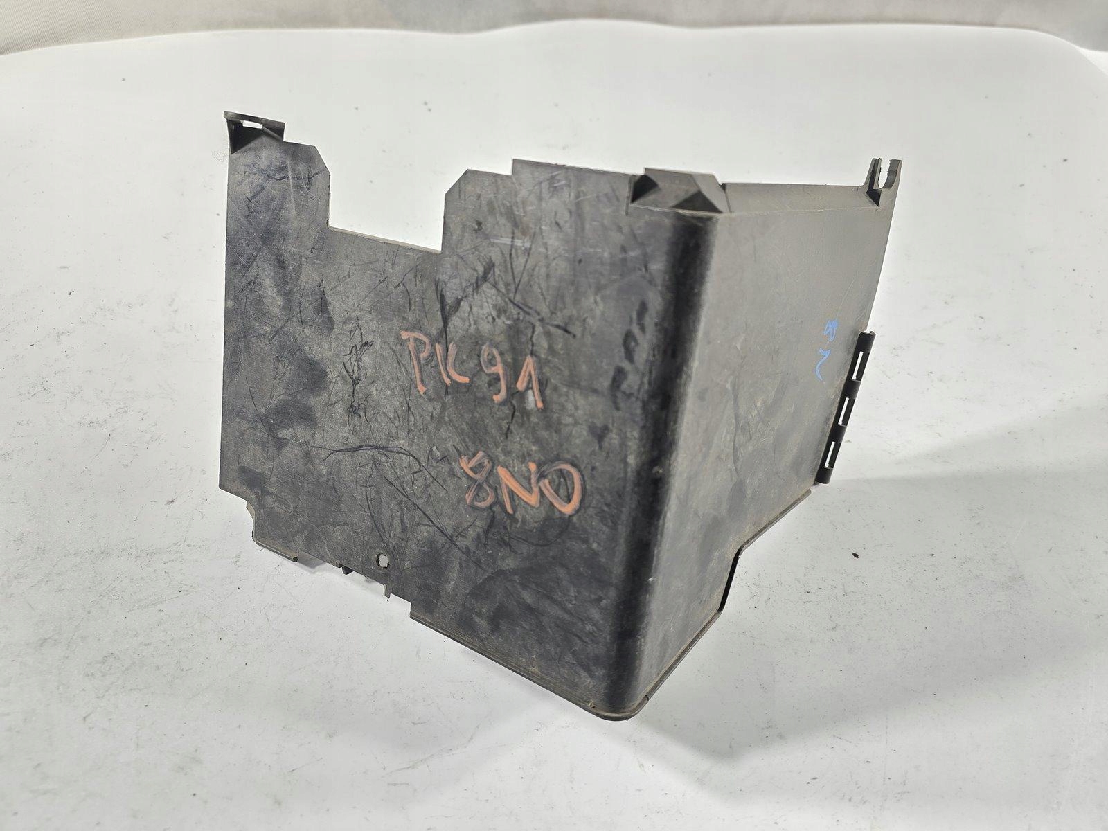 AUDI TT 8N OBUDOWA AKUMULATORA 8N0937589A