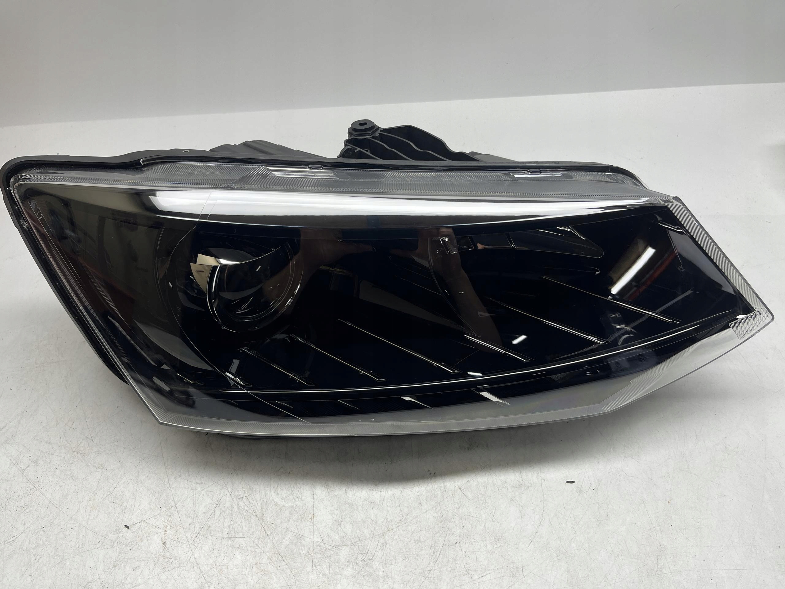 SKODA Fabia 3 Reflektor Lampra Przód Prawy 6V1941016B