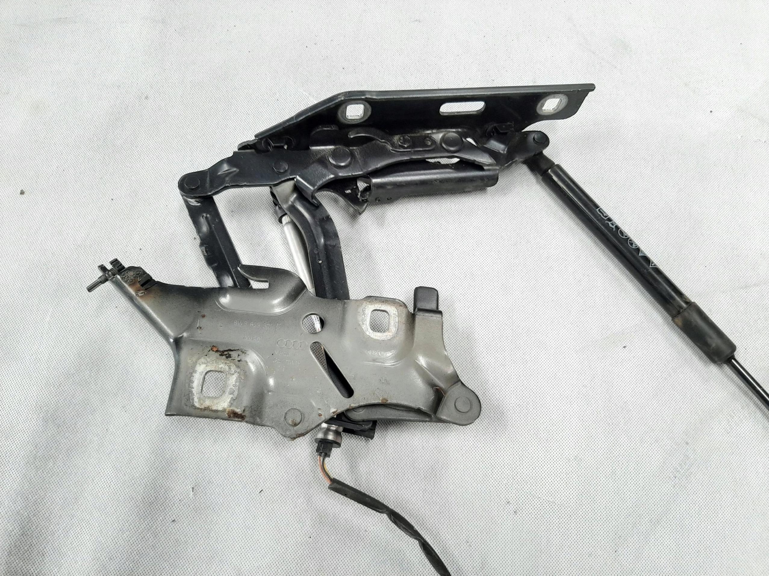 ZAWIAS MASKI LEWY PIROTECHNICZNY AUDI A5 SPORTBACK II LIFT 8W6823301E