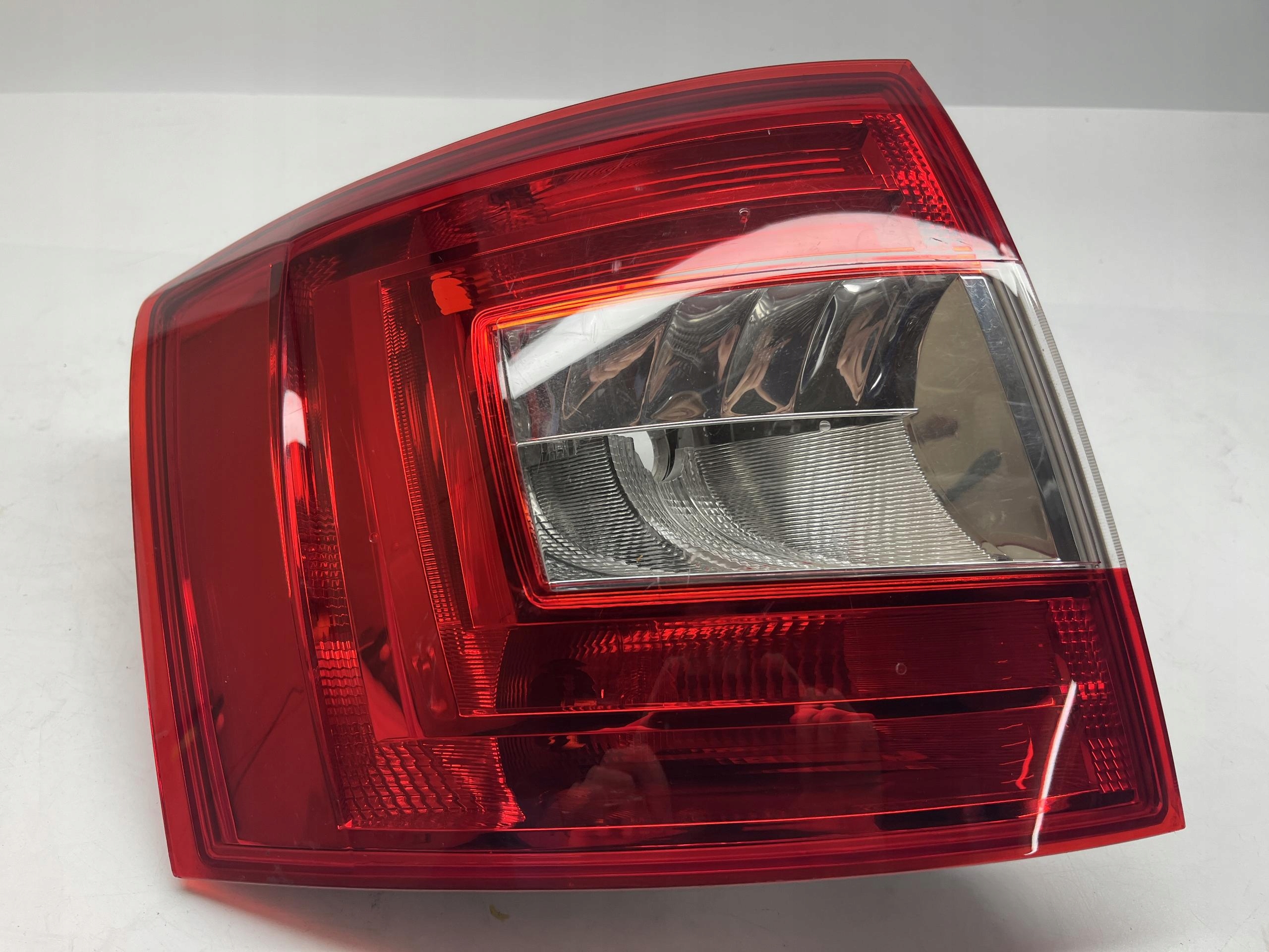 SKODA OCTAVIA 3 kombi lampa tył lewa 5E9945095