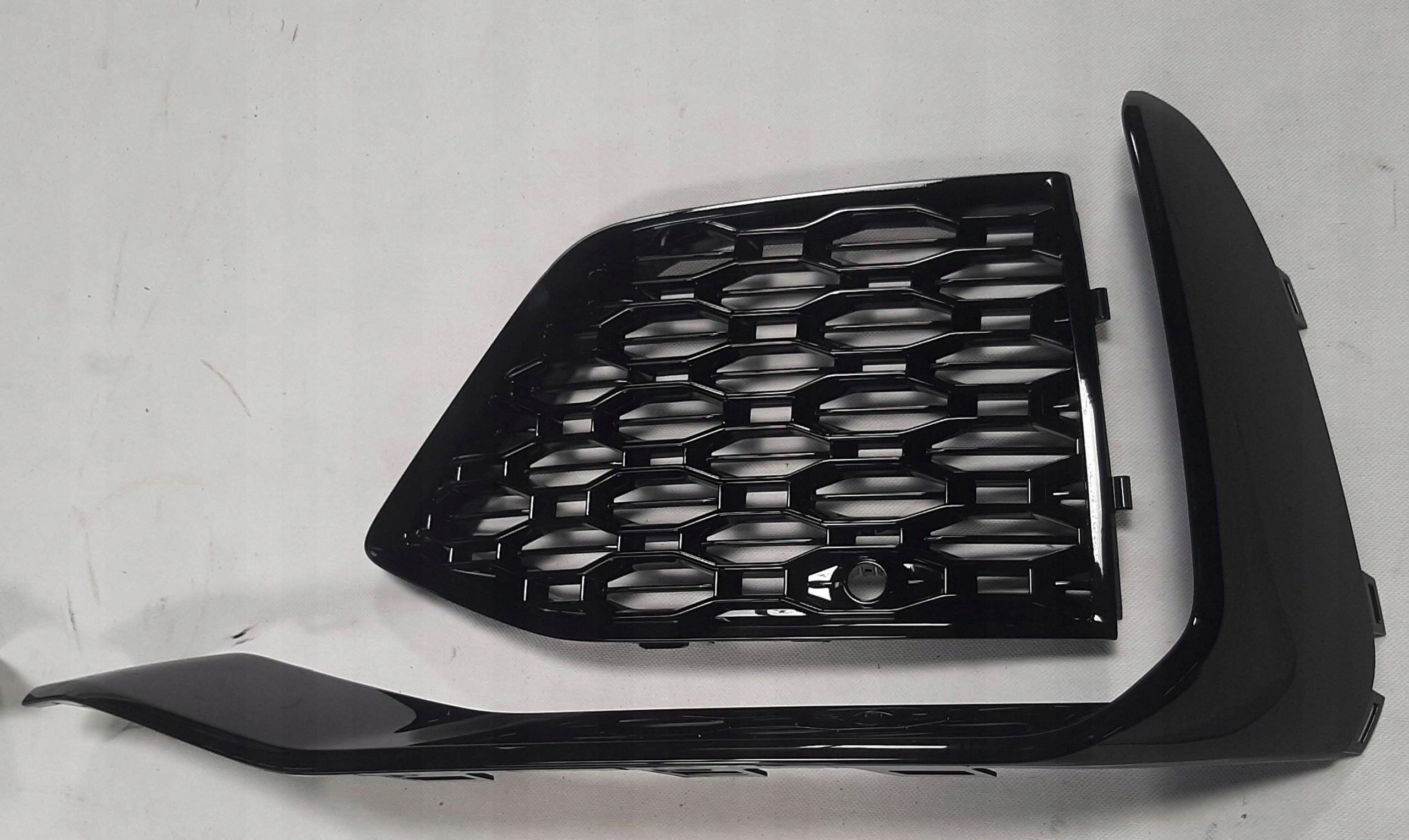Audi RSQ8 Spoiler Kratka zderzaka lewa 4M8807679A