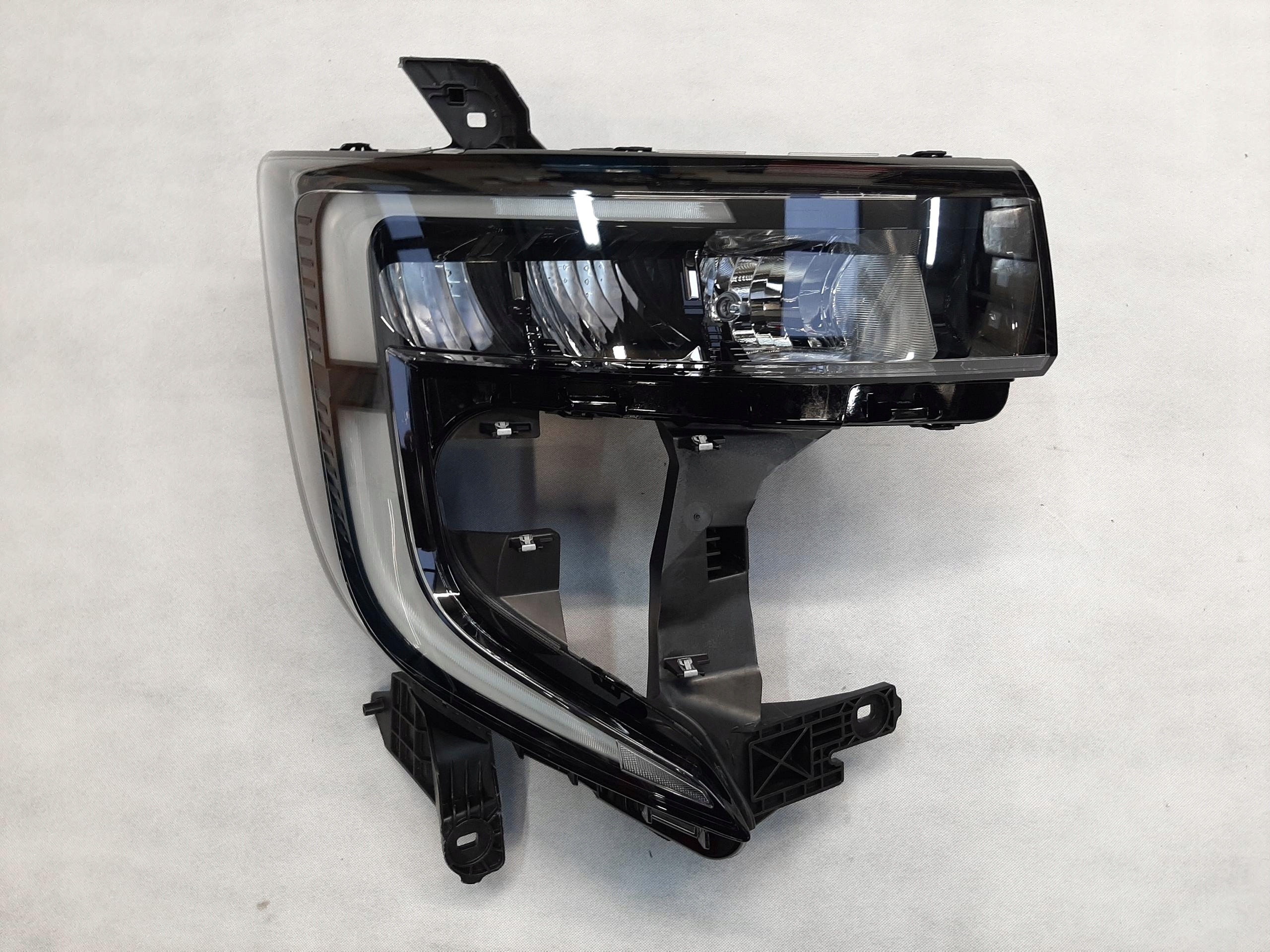 RENAULT MASTER IV 24-> REFLEKTOR LAMPA PRAWY PRZÓD LED 260106174R