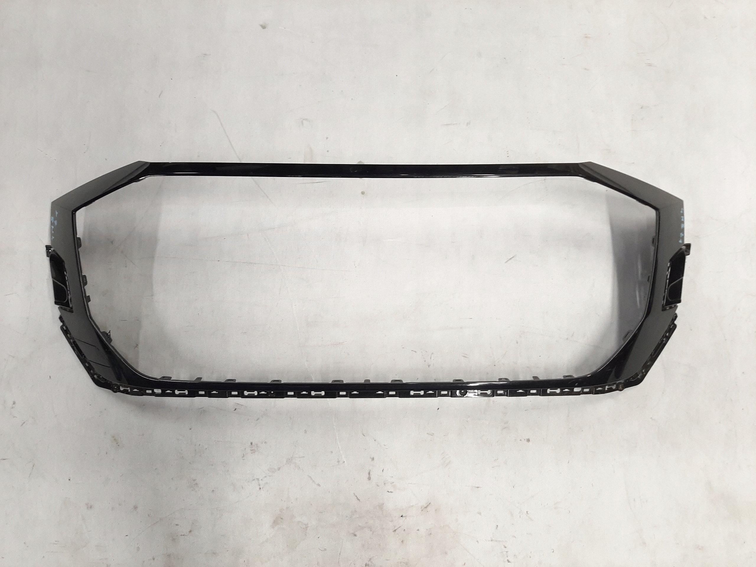 AUDI Q8 4M8 RAMKA LISTWA ATRAPY GRILLA 4M8807725