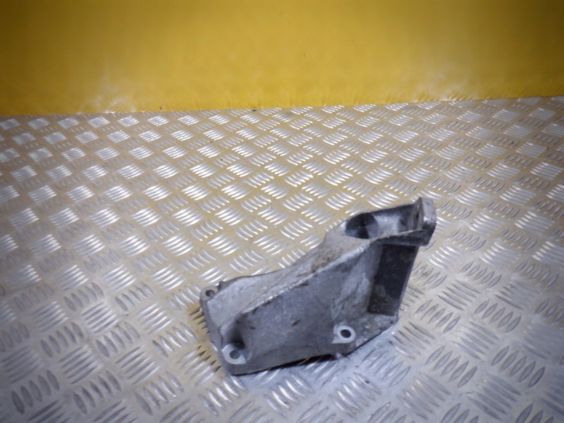 AUDI VW ŁAPA MOCOWANIE BOCZNE STELAŻ 8D0199307P