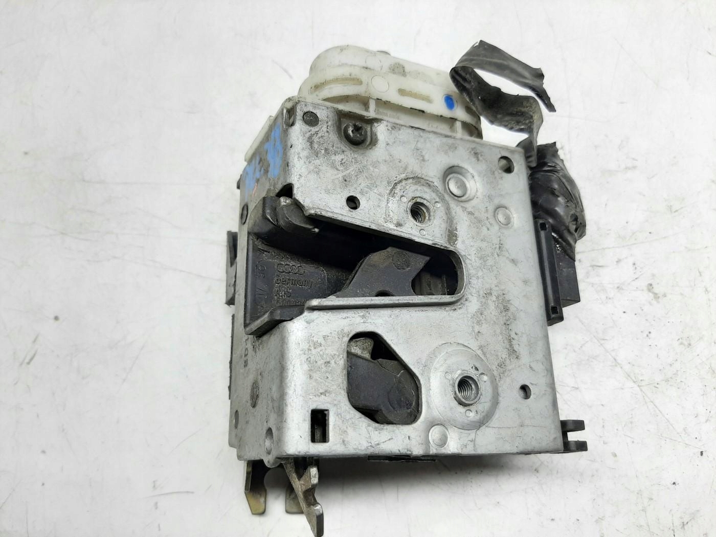 AUDI A4 B5 ZAMEK DRZWI PRAWY PRZÓD 8D1837016E