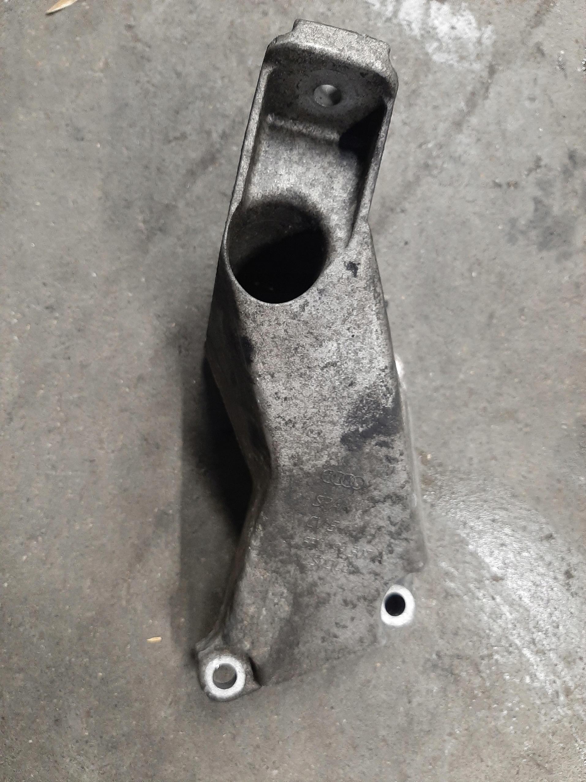 AUDI VW ŁAPA MOCOWANIE BOCZNE STELAŻ 8E0199307A