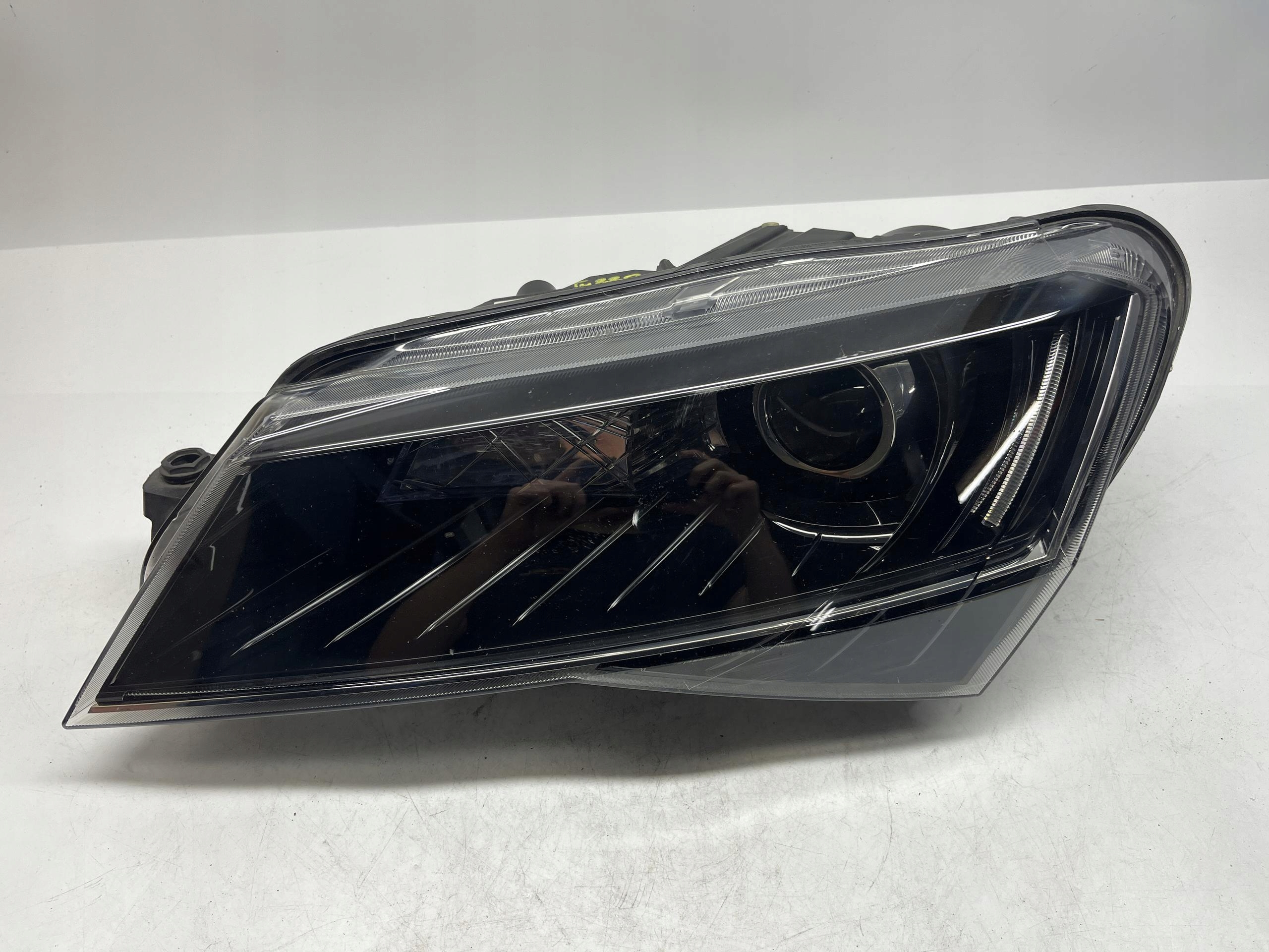 Skoda OE Superb Reflektor Lampa Przód LEWY Xenon 3V1941015A
