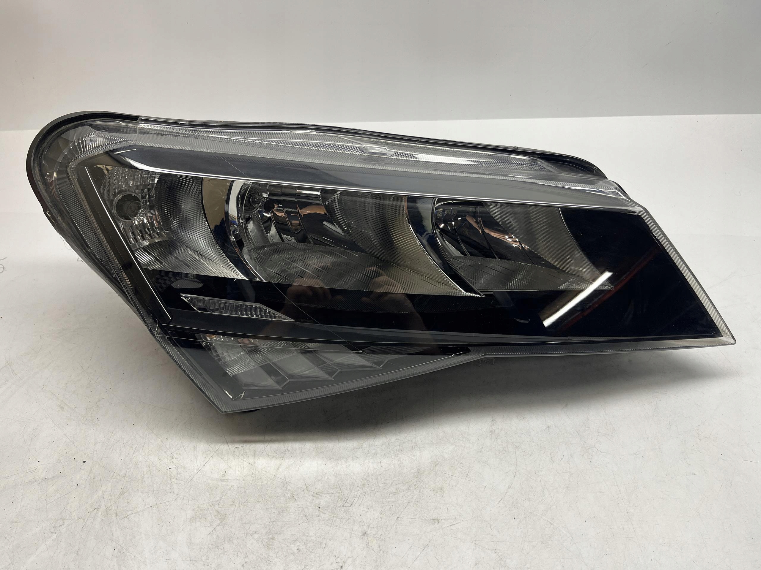SKODA Superb Reflektor Lampa Przód PRAWY 3v1941016