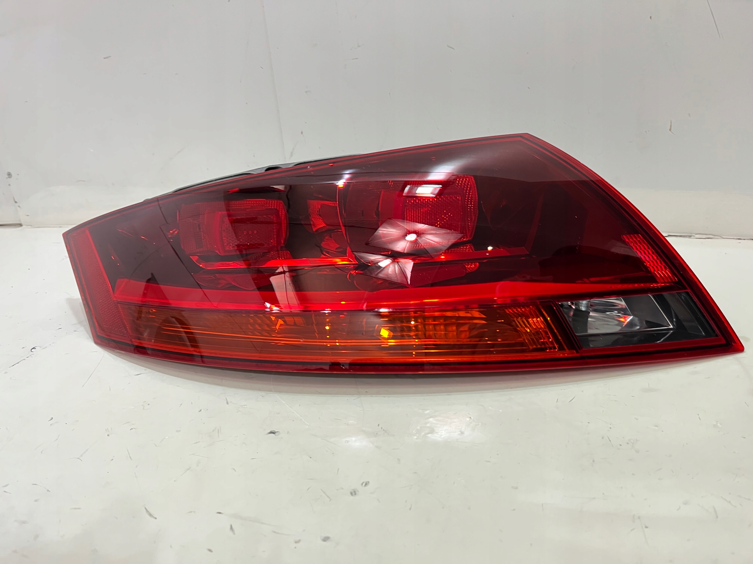 AUDI TT LIFT SEDAN LAMPA TYLNA TYŁ LEWA 8J0945095C