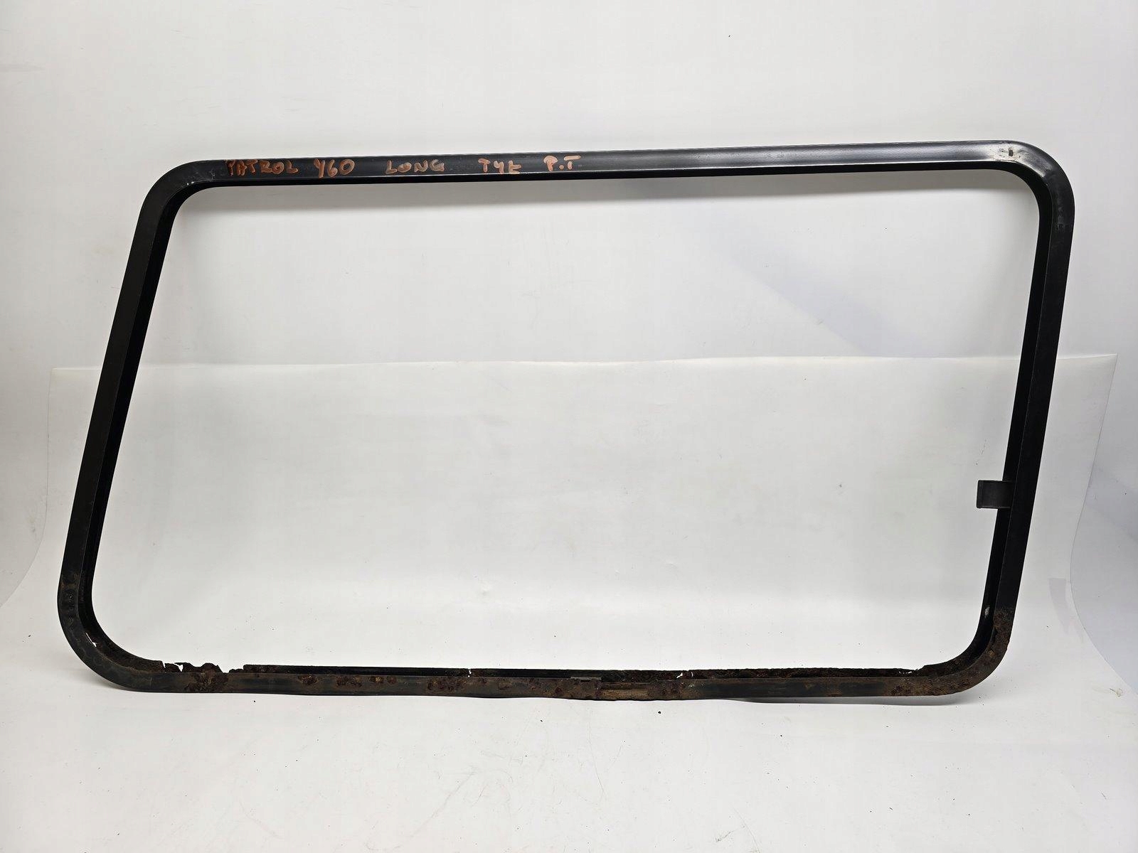 NISSAN PATROL Y60 LONG RAMKA SZYBY KAROSERYJNEJ PRAWY TYŁ 76831