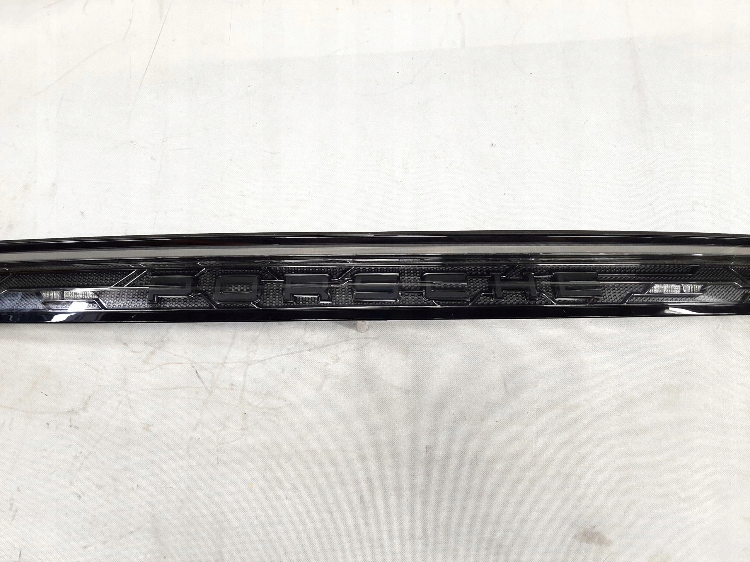 PORSCHE TAYCAN LAMPA TYŁ ŚRODKOWA LED 9J0945082K