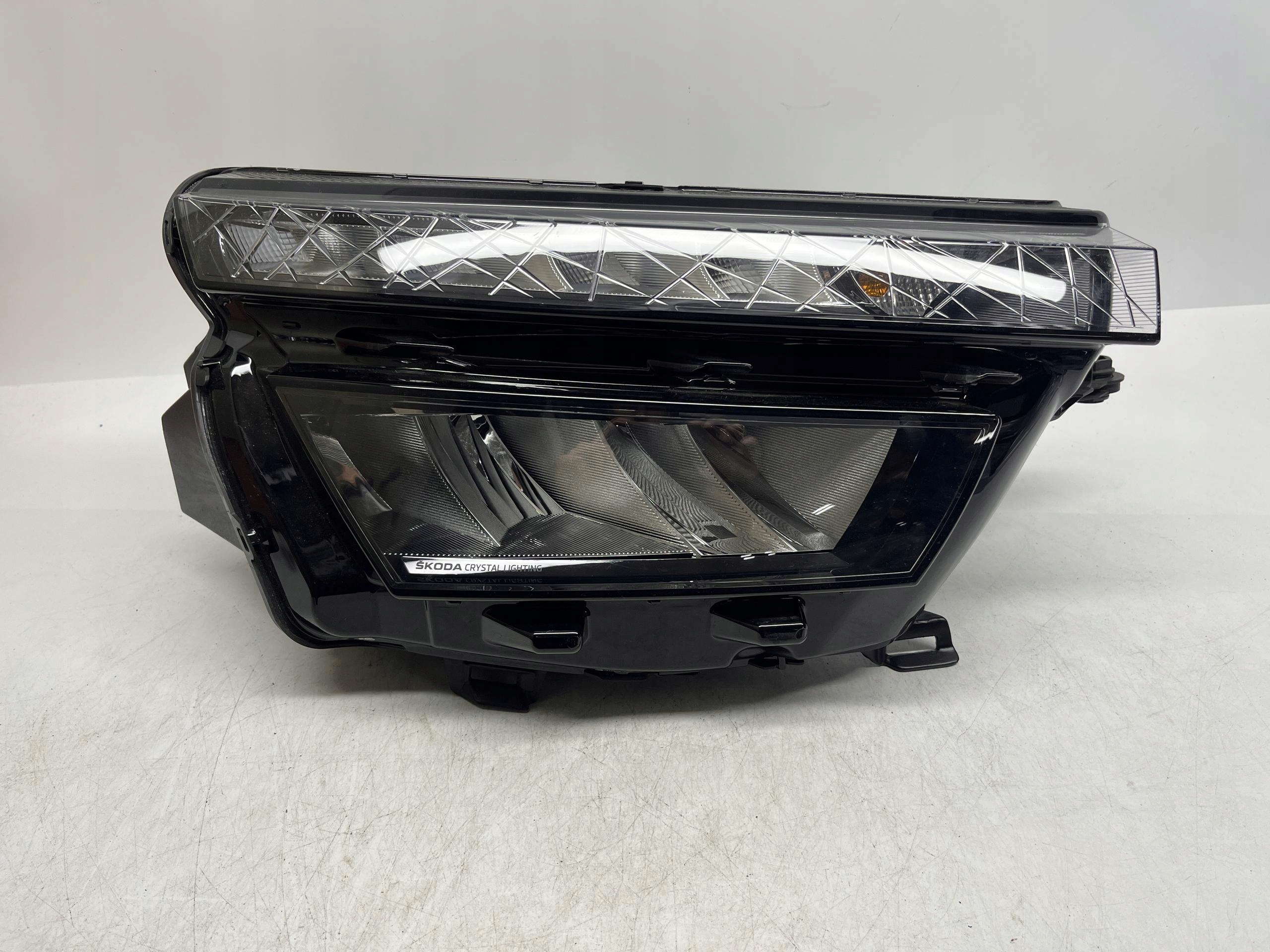 SKODA KAMIQ REFLEKTOR LAMPA PRAWY PRZÓD PRZEDNI LED 658941016
