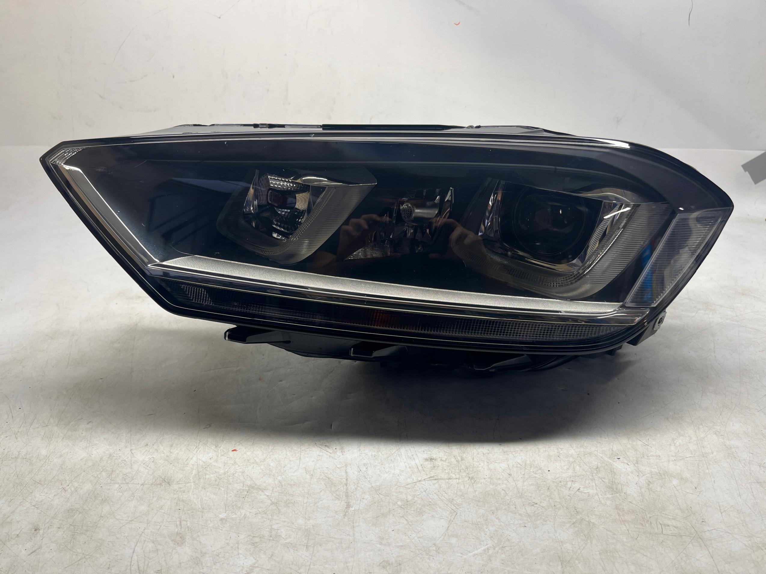 VW GOLF SPORTSVAN REFLEKTOR XENON LAMPA PRZEDNIA LEWA 517941033B