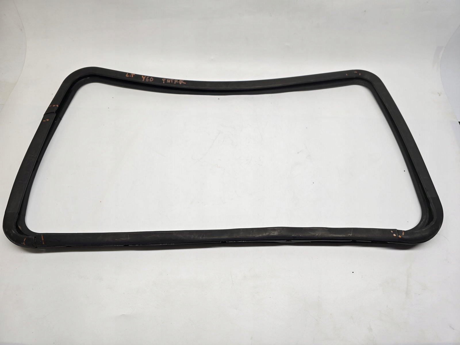 NISSAN PATROL Y60 LONG USZCZELKA SZYBY KAROSERYJNEJ LEWY TYŁ 76831M