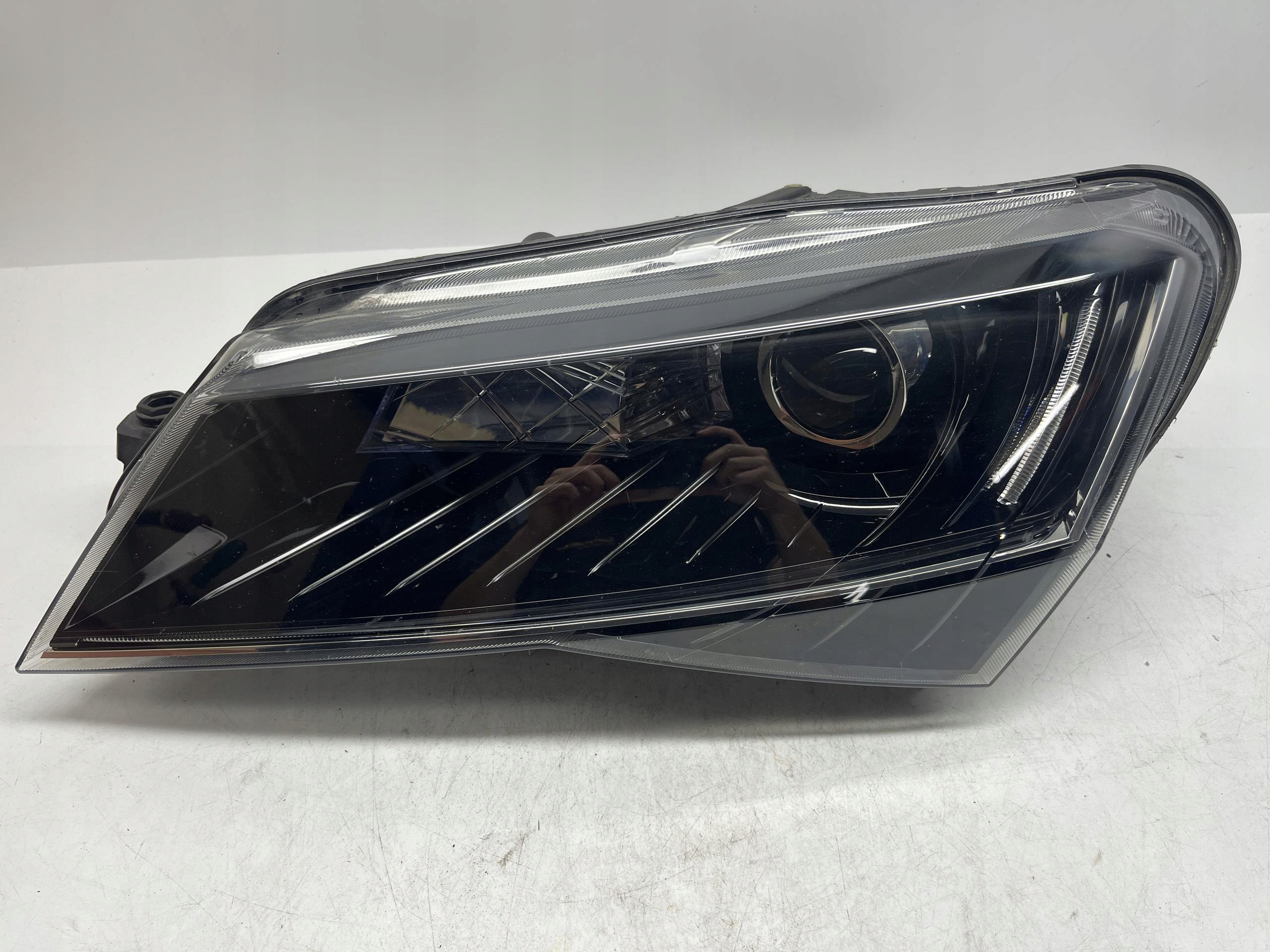 Skoda OE Superb Reflektor Lampa Przód LEWY XENON 3V1941015A