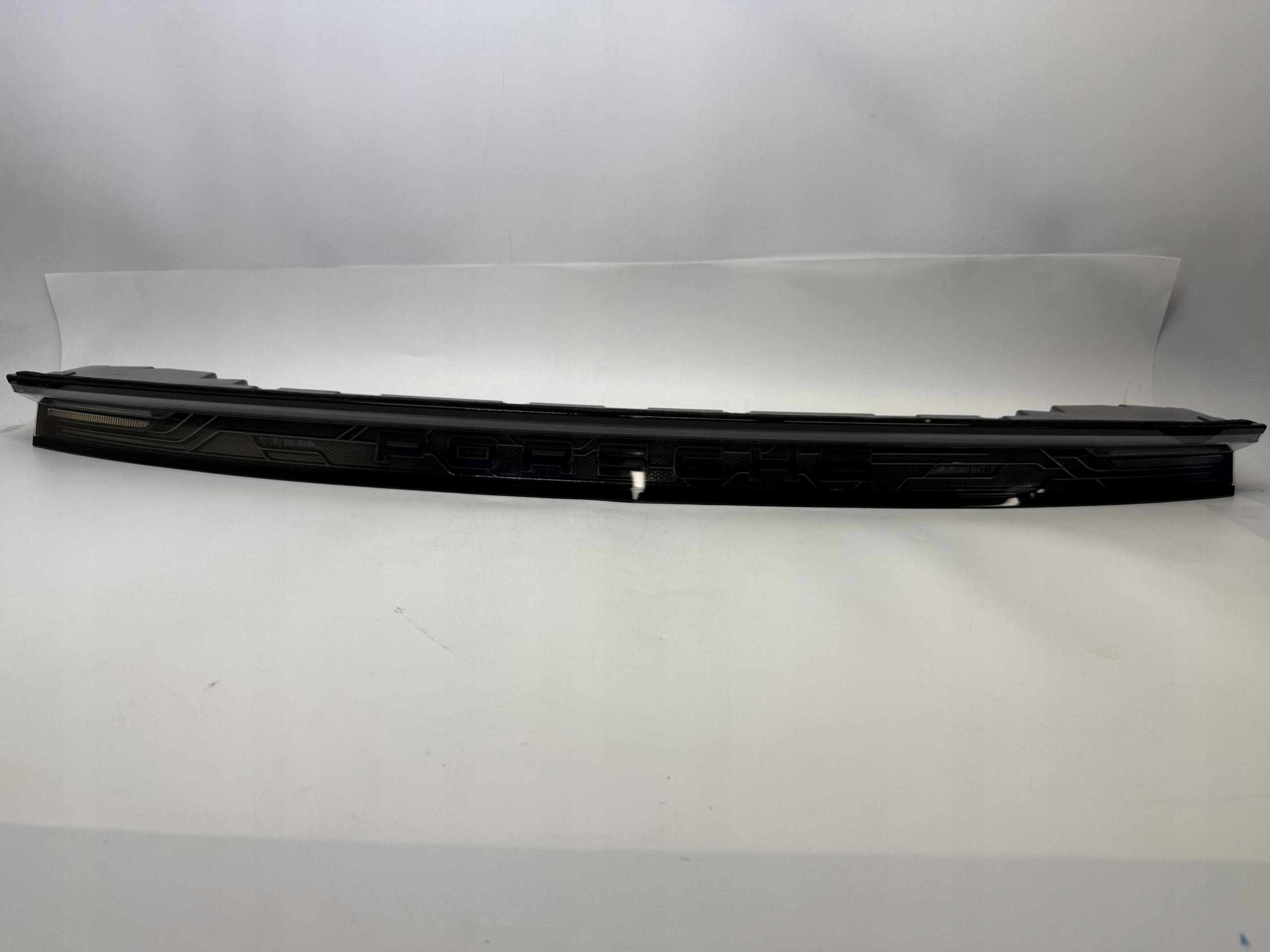 PORSCHE TAYCAN BLENDA LAMPA TYŁ TYLNA ŚRODKOWA 9J0945082C