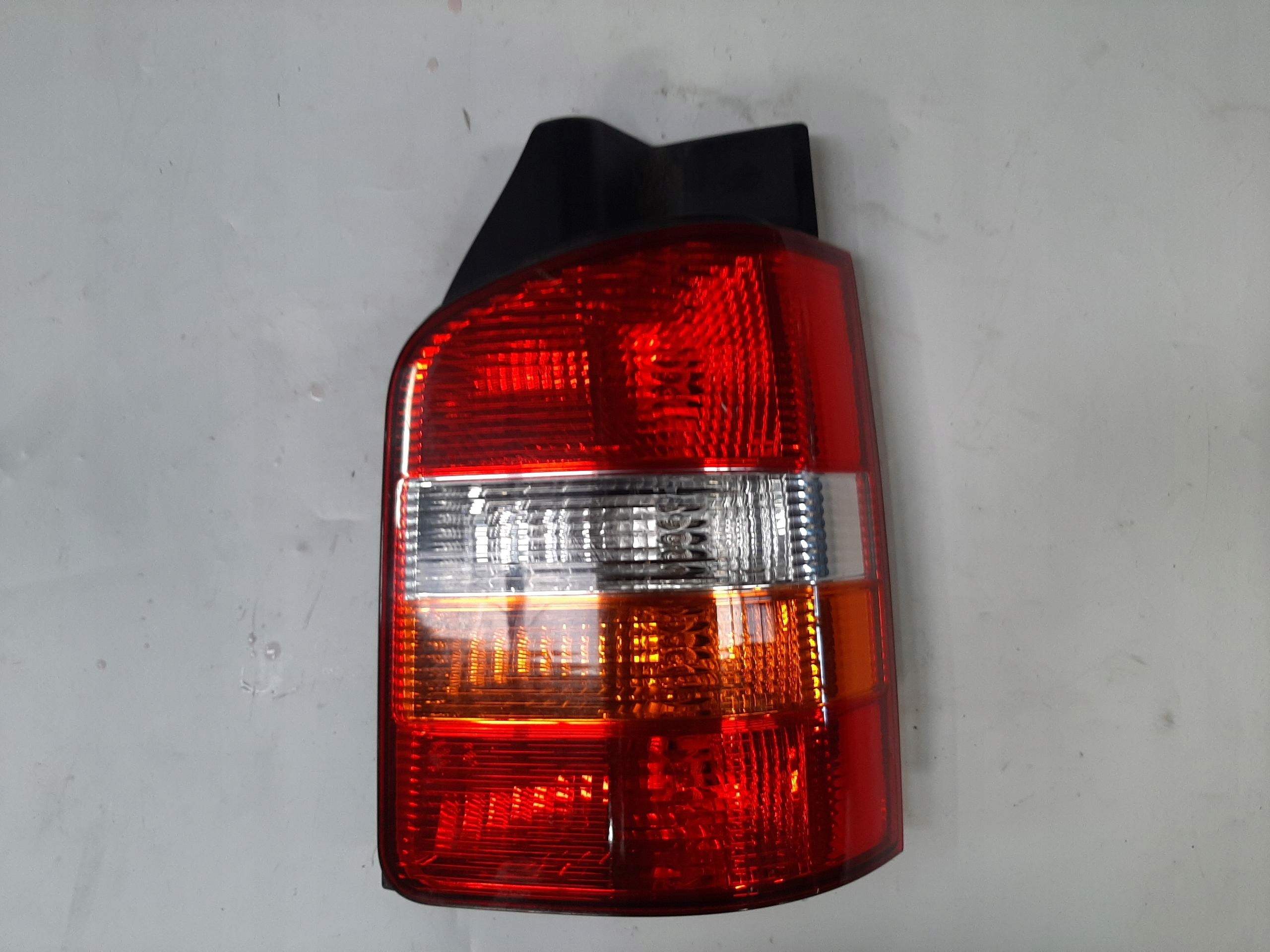 VW TRANSPORTER T5 LAMPA PRAWY TYŁ TYLNA 008979-121