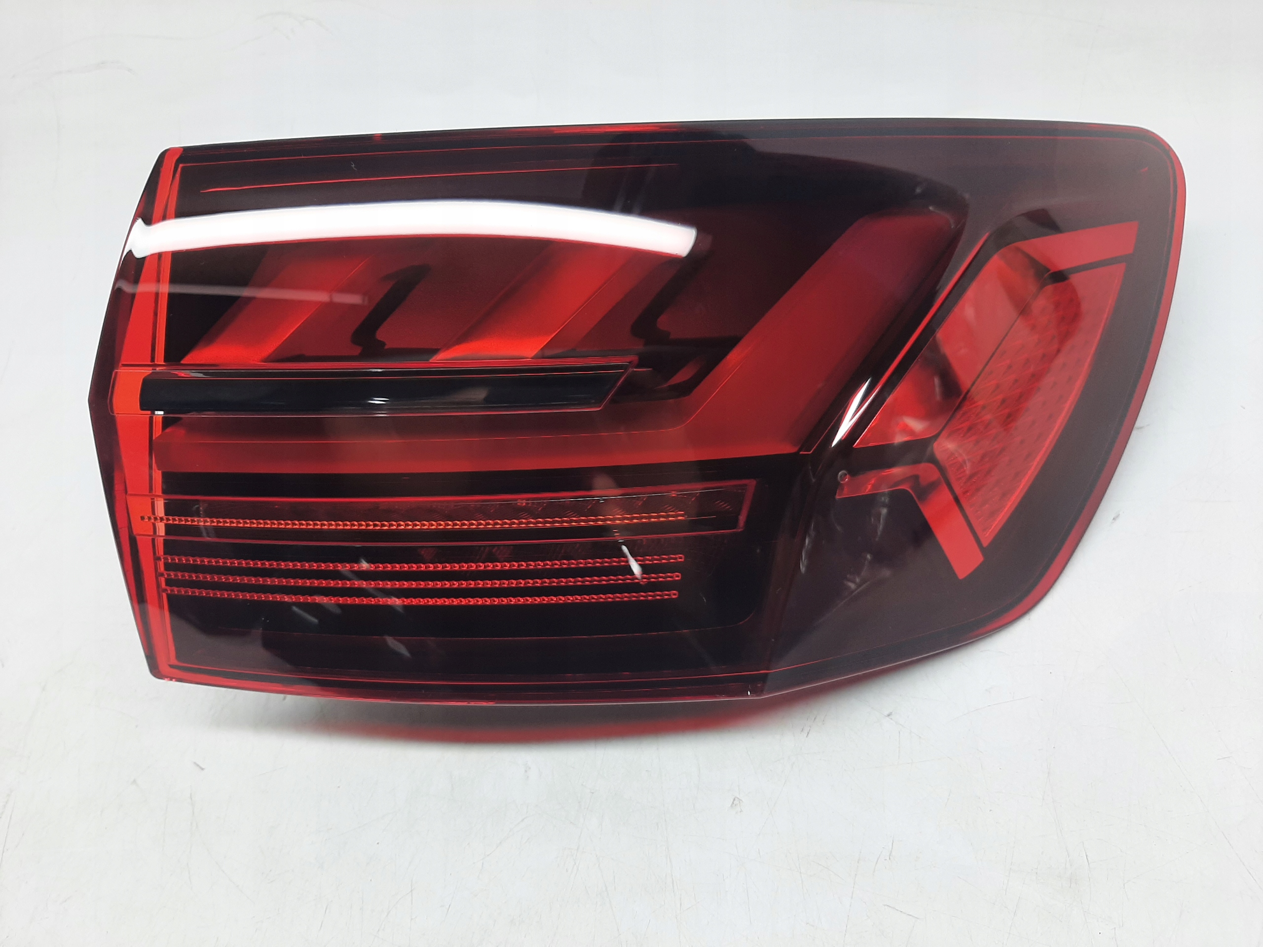 AUDI A4 B9 AVANT LIFT LAMPA TYŁ TYLNA PRAWA PRAWY LED 8W9945092AE