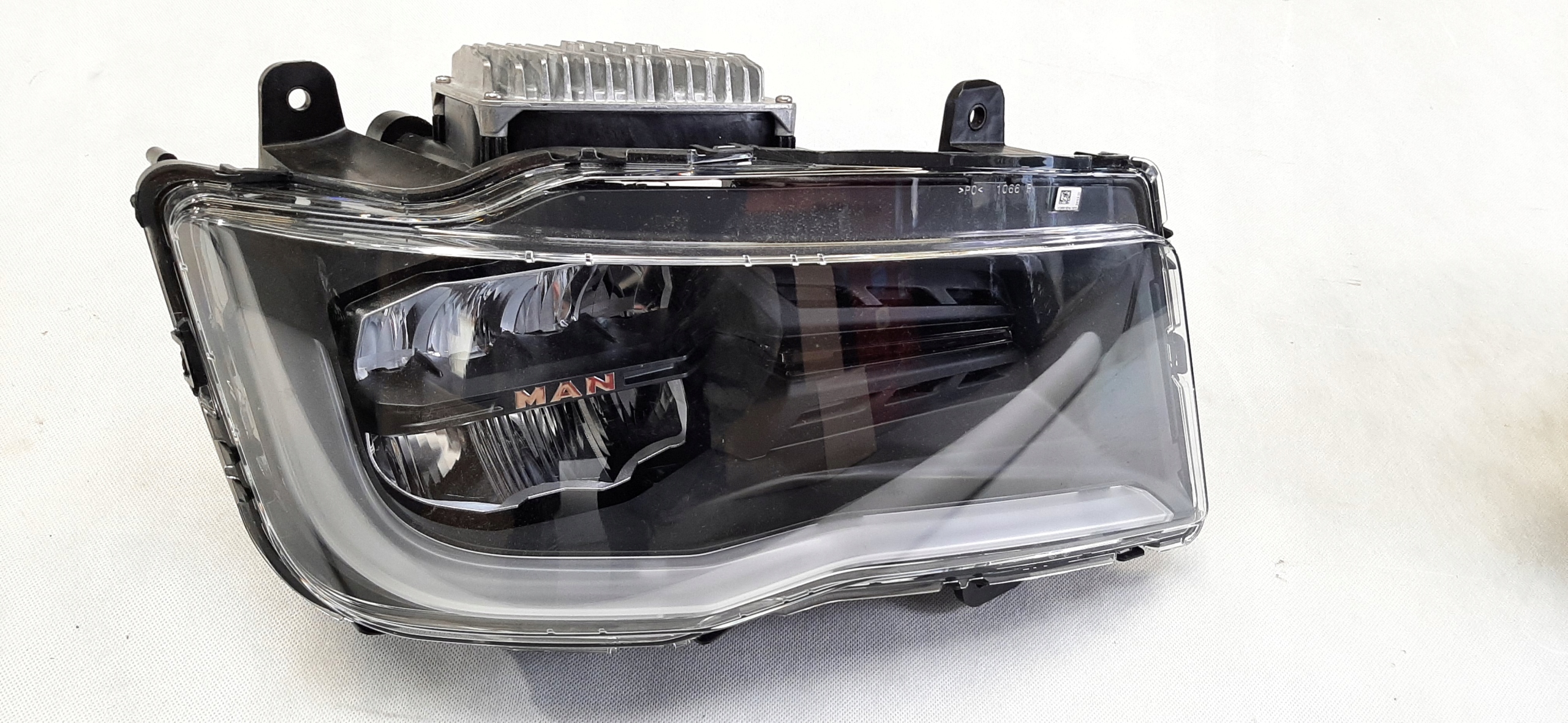 MAN TGX REFLEKTOR PRAWY PRZÓD FULL LED 81251016822