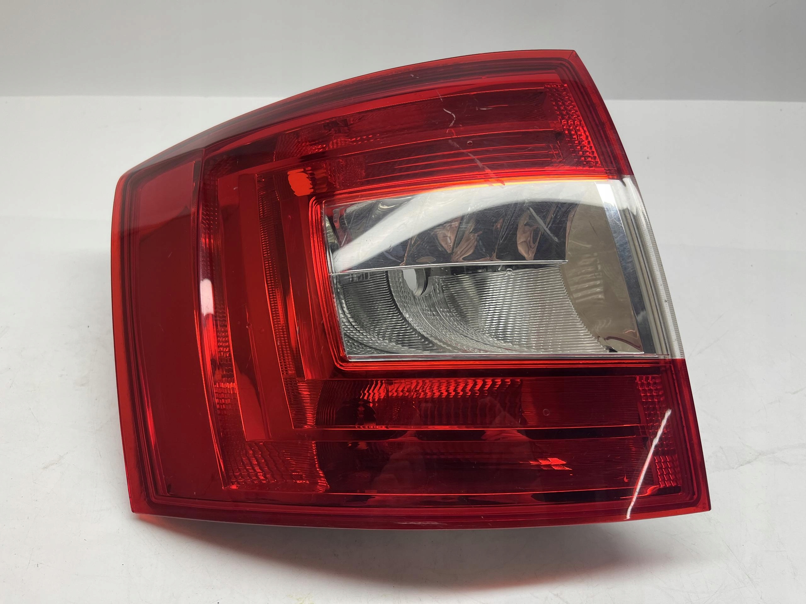 SKODA OCTAVIA 3 kombi lampa tył lewa 5E9945095