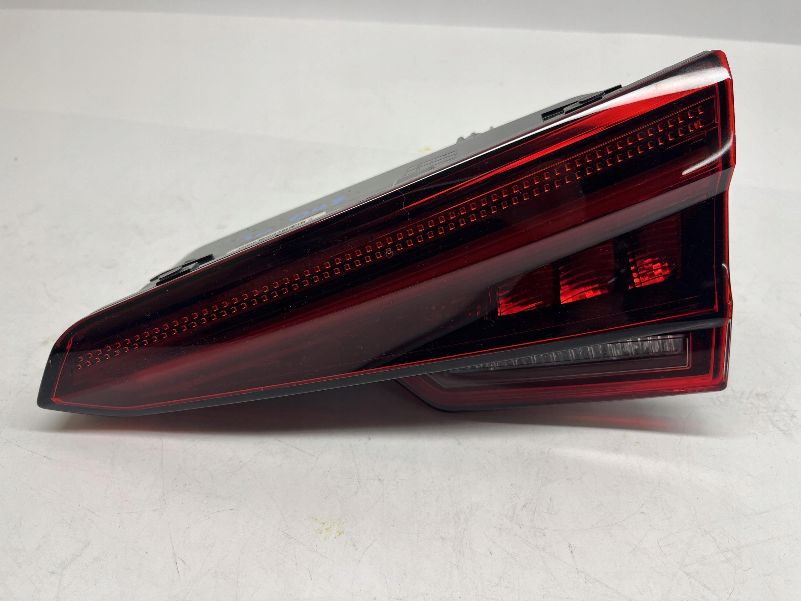 AUDI A4 B9 sedan lampa tył Prawa 8W5945094G
