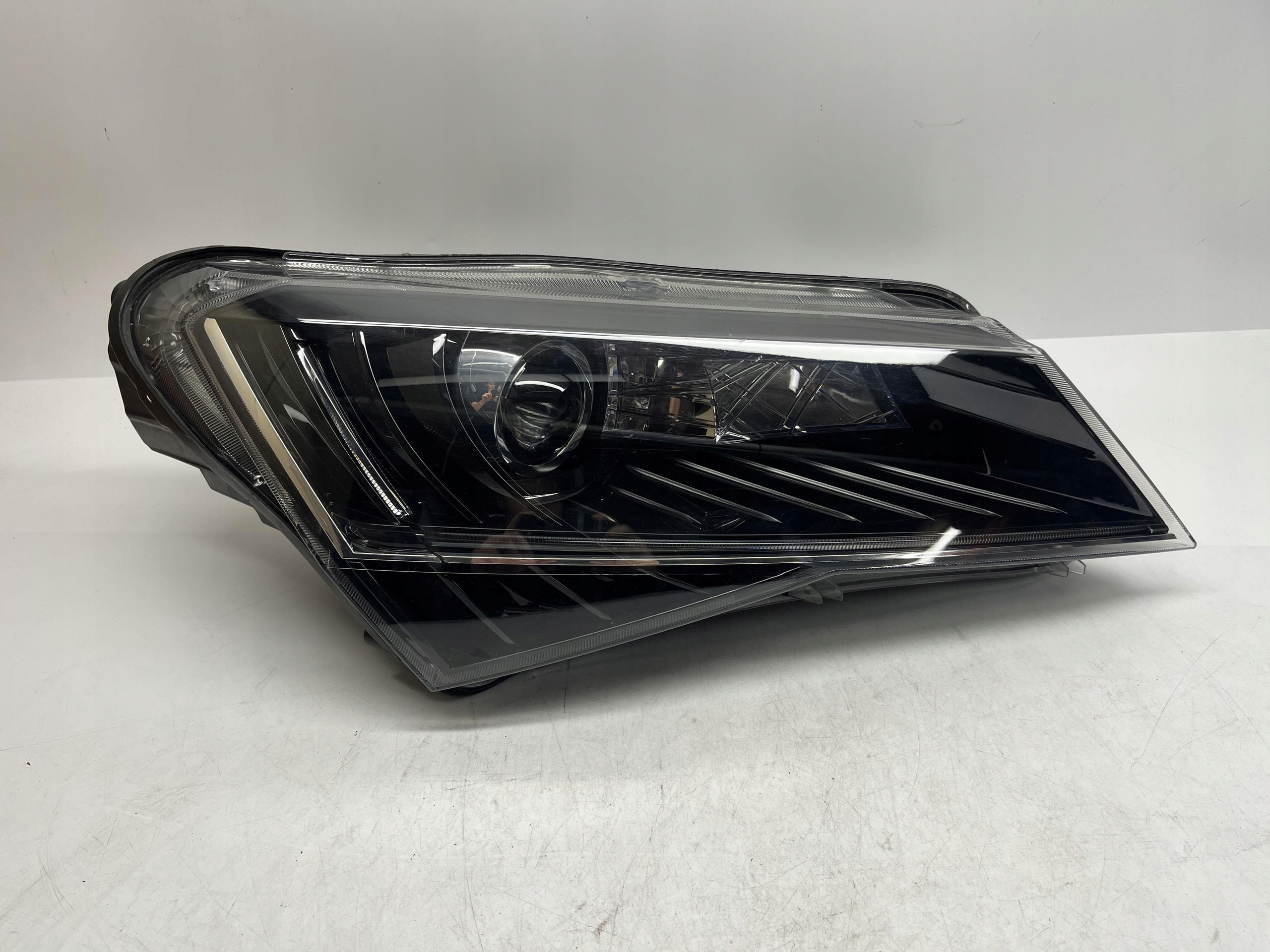 SKODA Superb Reflektor Lampa Przód PRAWY Xenon 3v1941016A