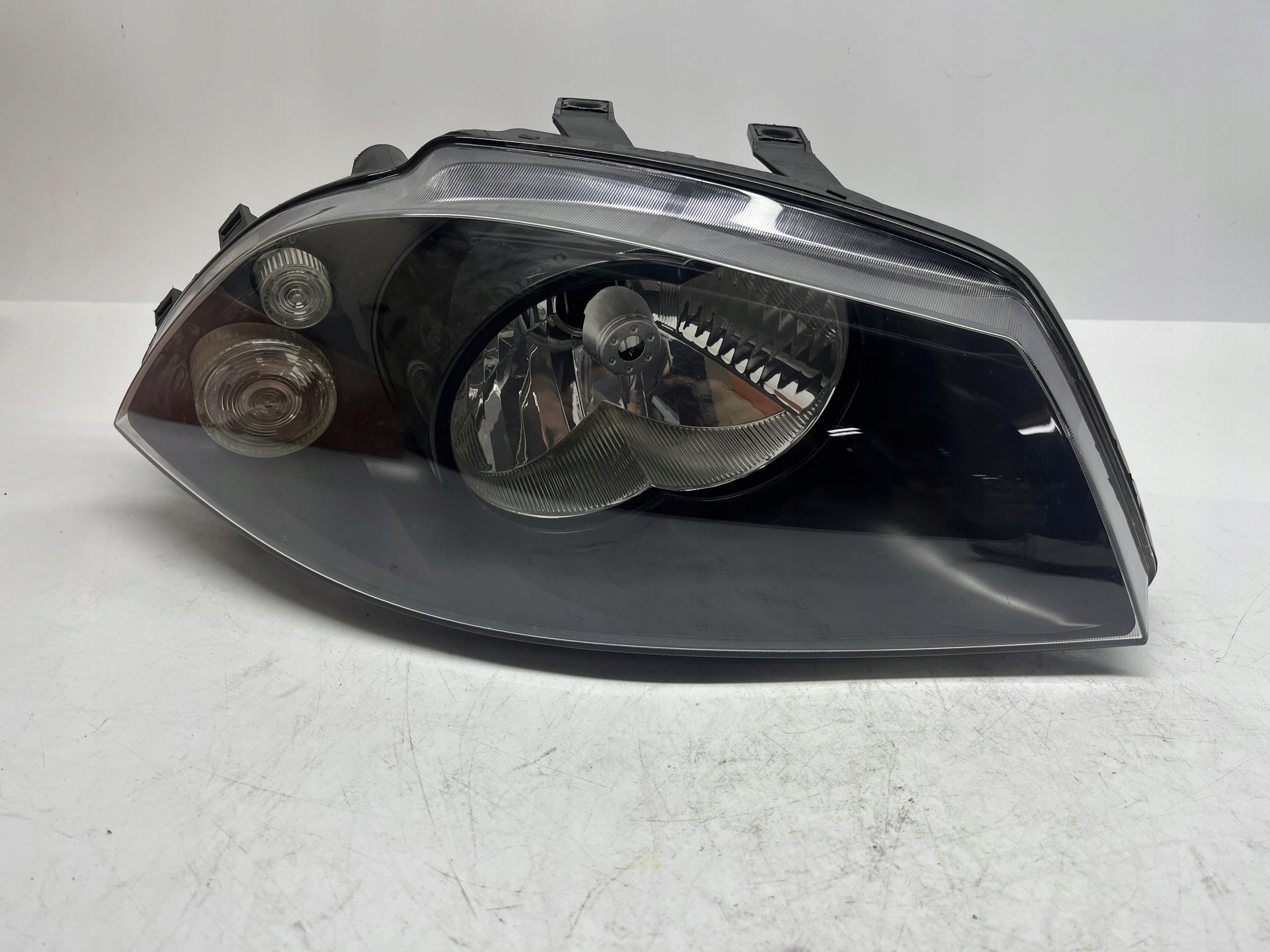 SEAT IBIZA Reflektor Lampa Prawa 6L1941024
