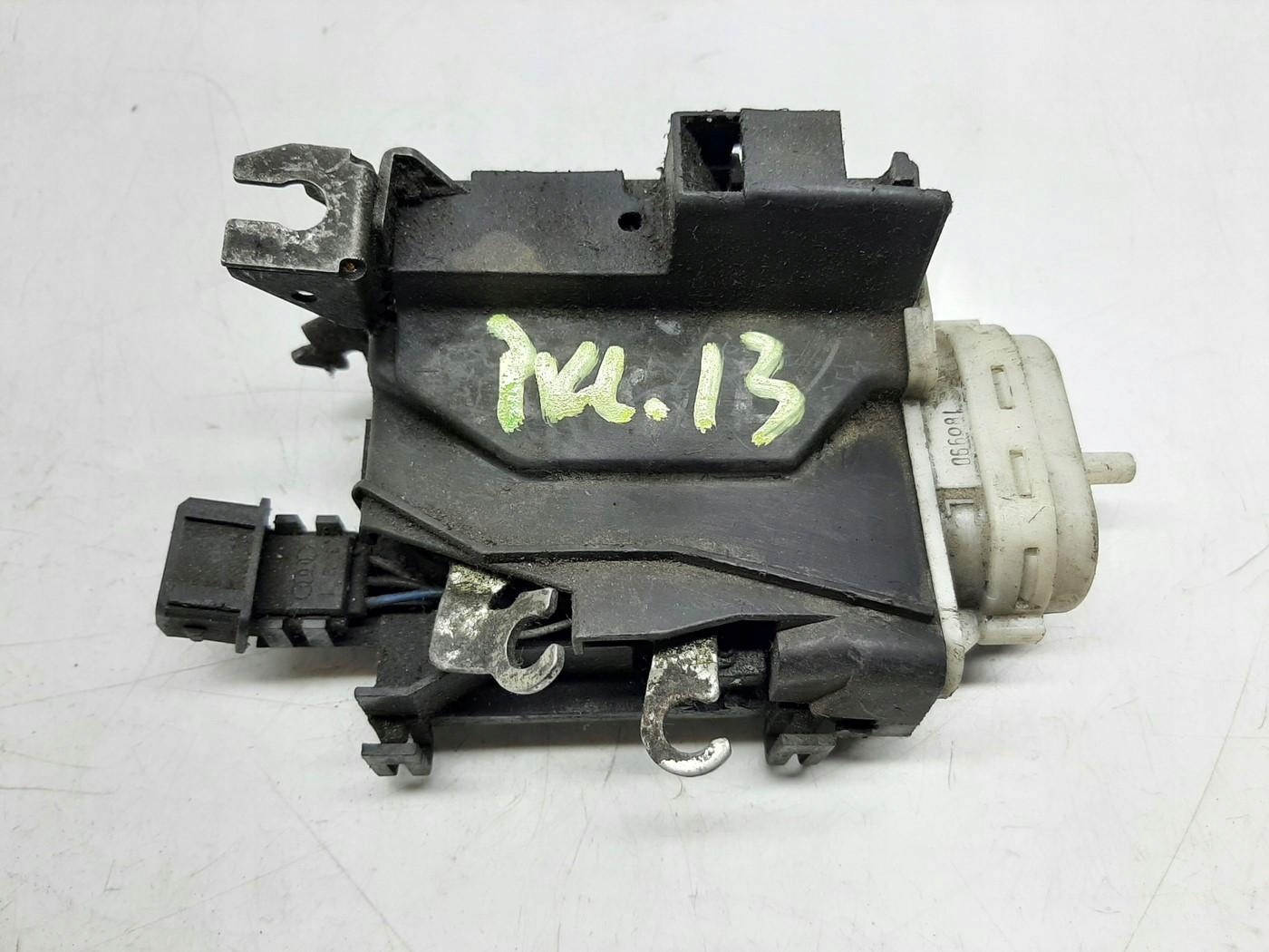 AUDI A4 B5 A8 D2 ZAMEK DRZWI LEWY PRZÓD 4D1837015D