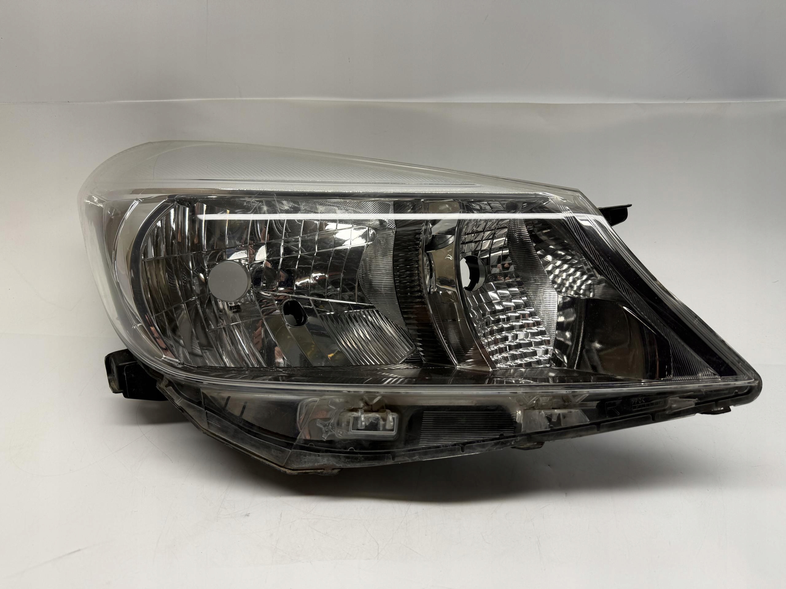 TOYOTA YARIS III 2011-2014 REFLEKTOR LAMPA PRAWY PRZÓD