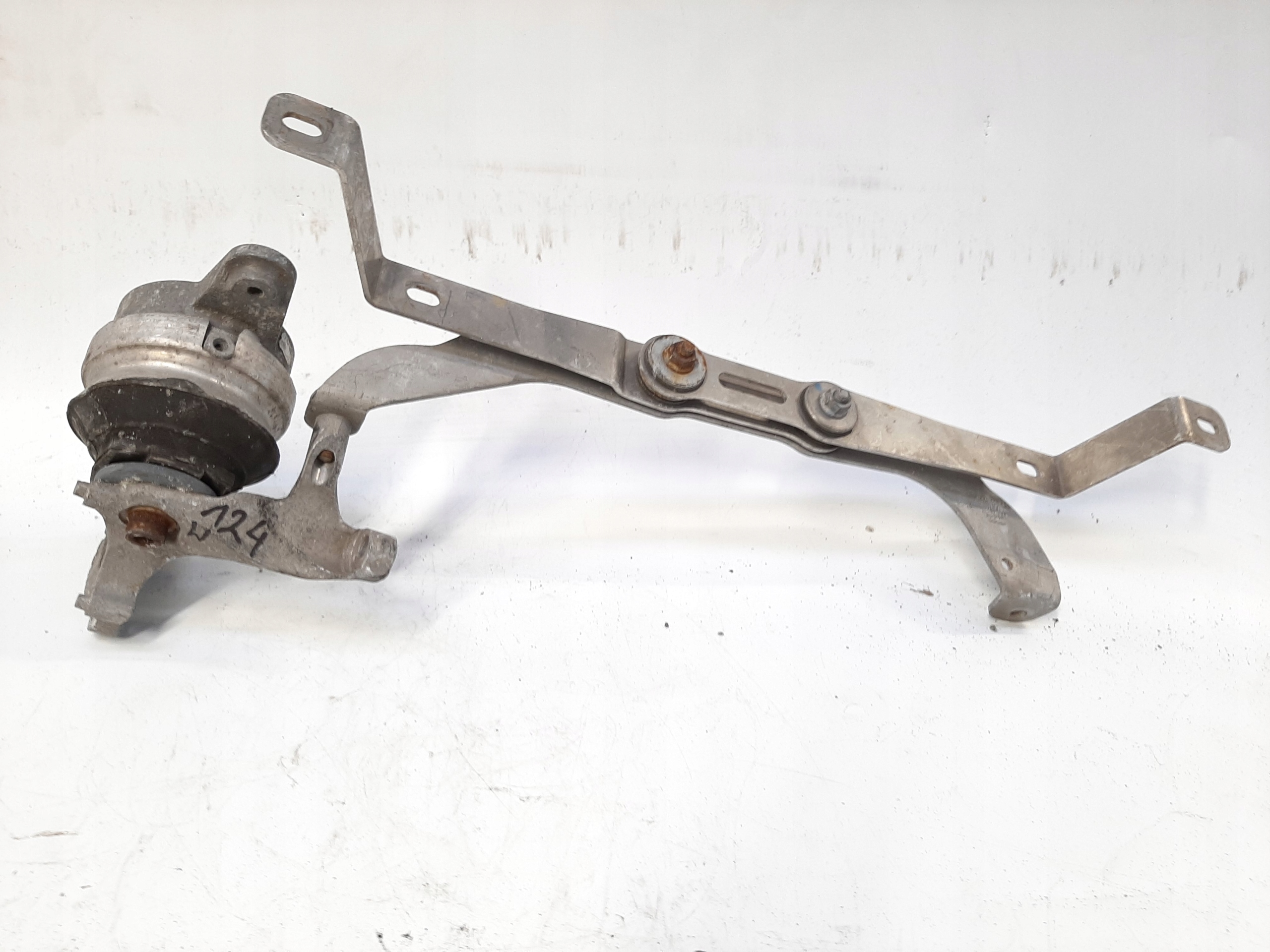AUDI VW ŁAPA MOCOWANIE STELAŻ 4E0253138C