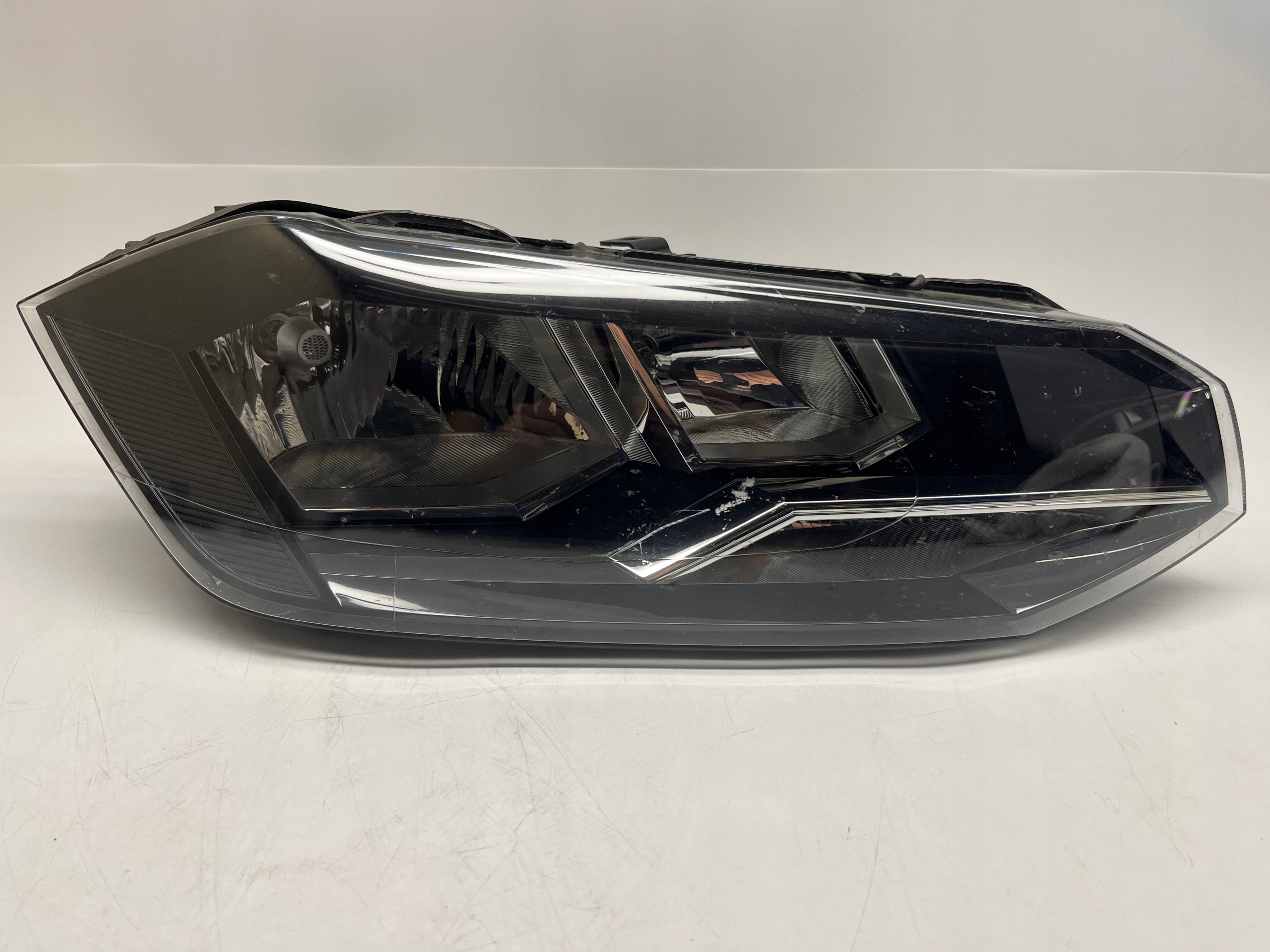 Volkswagen Polo VI Reflektor Lampa Przednia Prawa 2G1941006