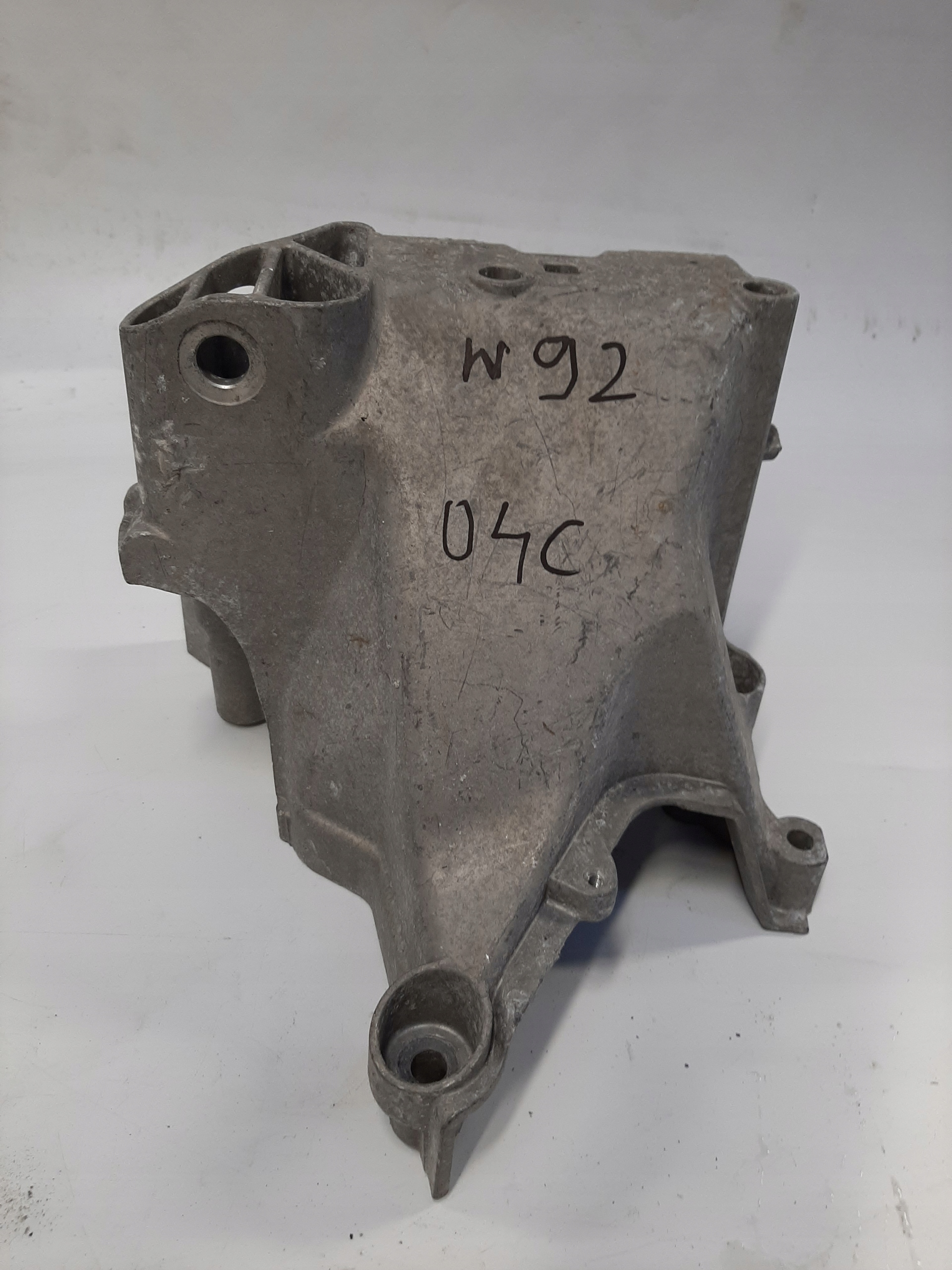 AUDI VW ŁAPA MOCOWANIE BOCZNE STELAŻ 04C199207M