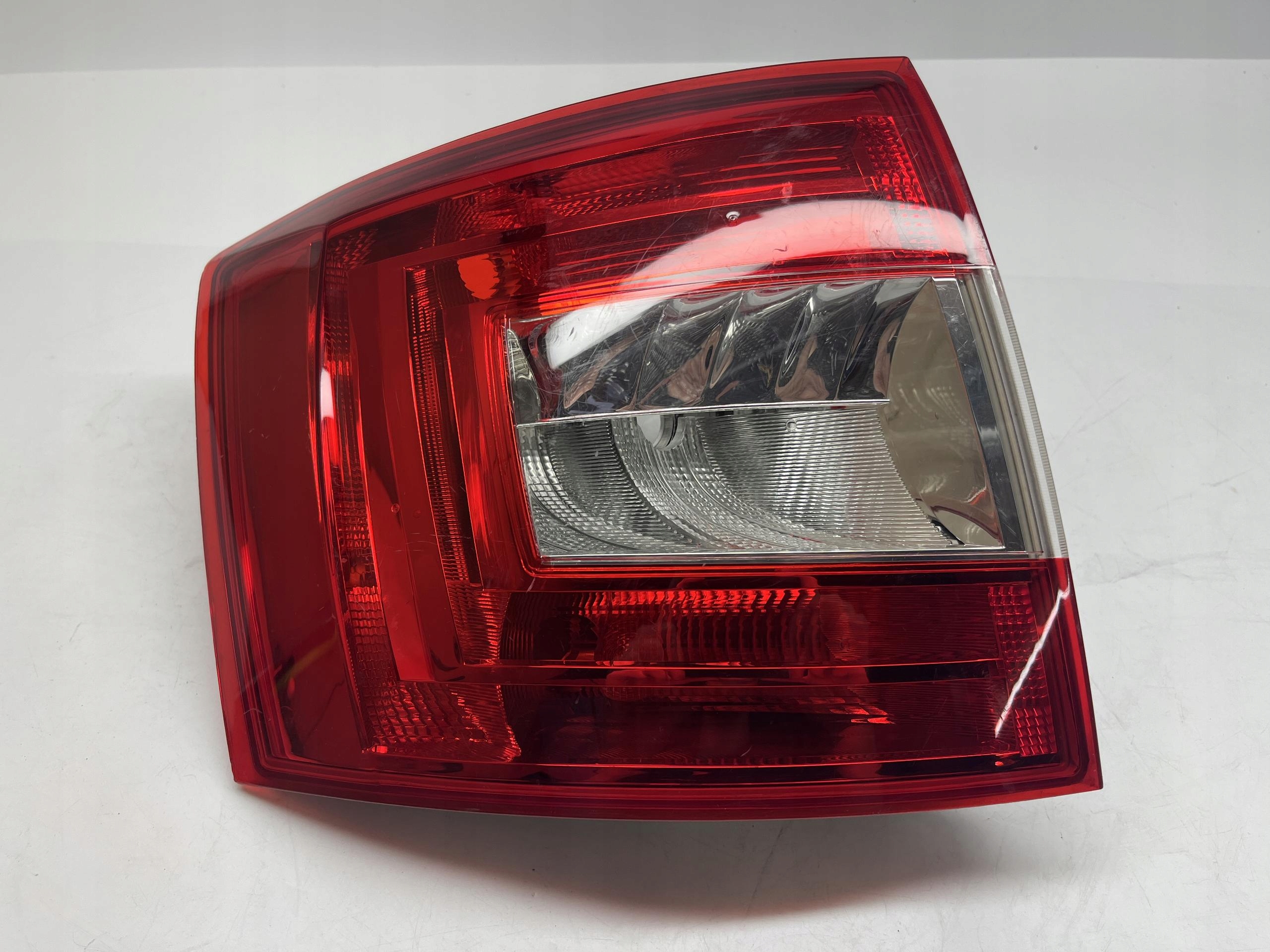 SKODA OCTAVIA 3 kombi lampa tył lewa 5E9945095