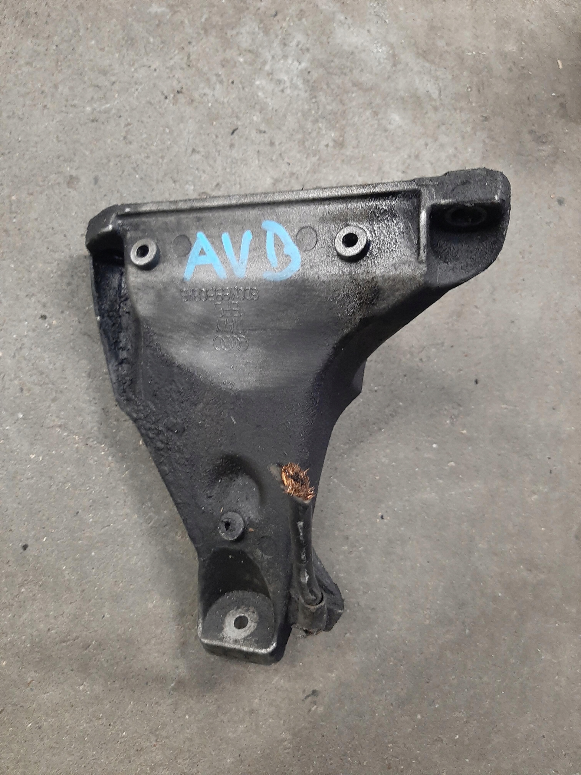 AUDI VW ŁAPA MOCOWANIE BOCZNE STELAŻ 8D0199308AB