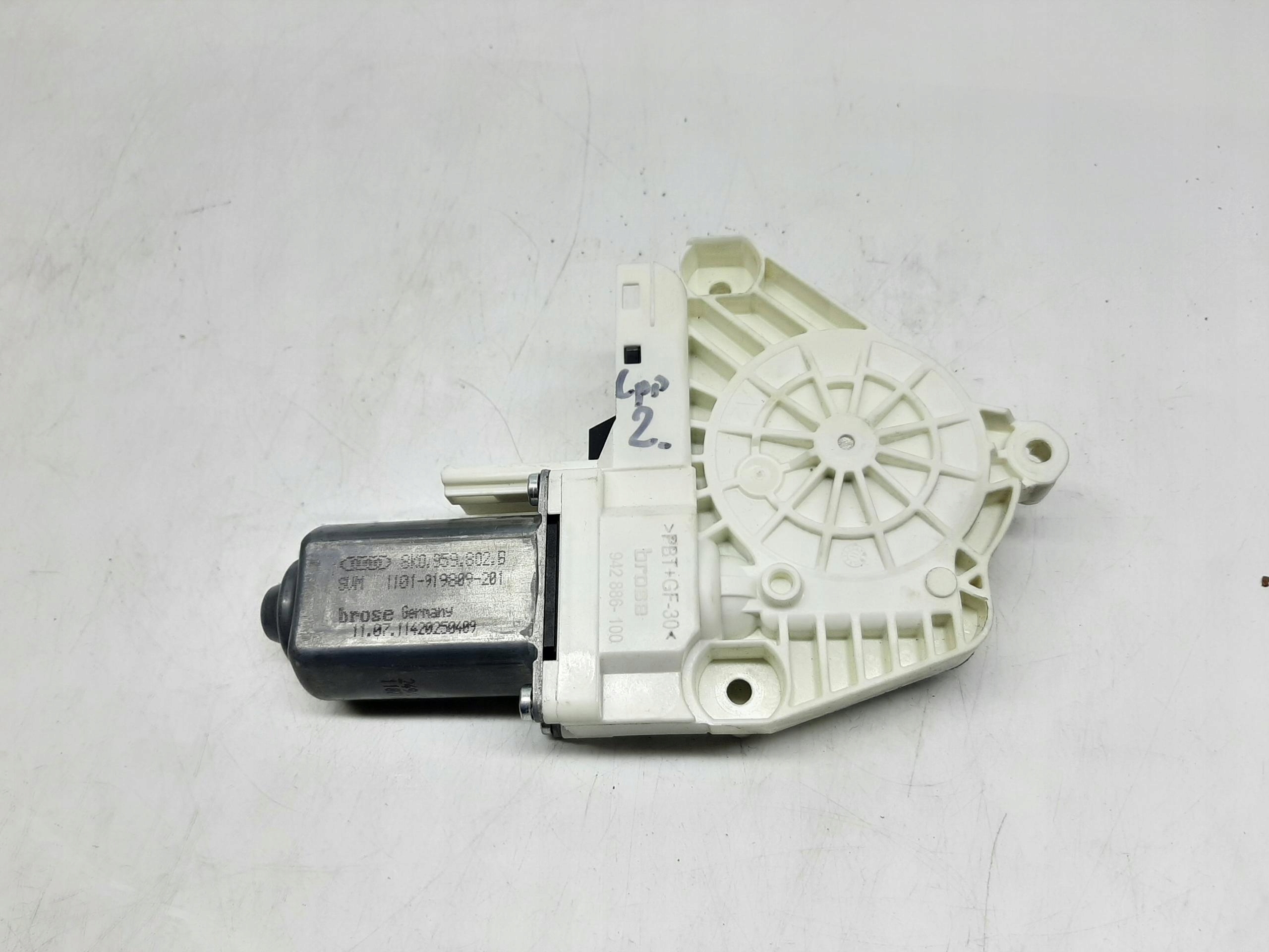 AUDI A7 SPORTBACK 2010- SILNICZEK PODNOŚNIKA SZYBY PRAWY PRZÓD 8K0959802B